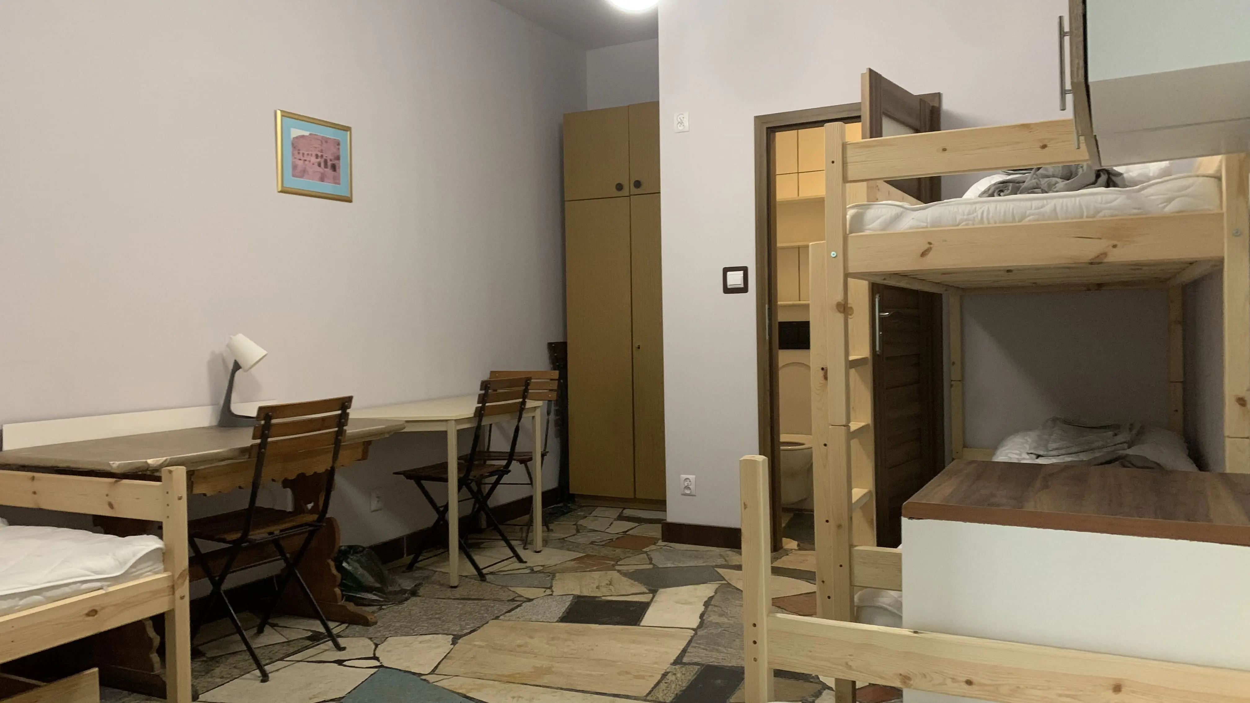 Przestronny pokój z dwoma pojedynczymi i podwójnym łóżkiem, dodatkową sofą i miejscem na bagaż. Świetny wybór dla małych grup i rodzin.