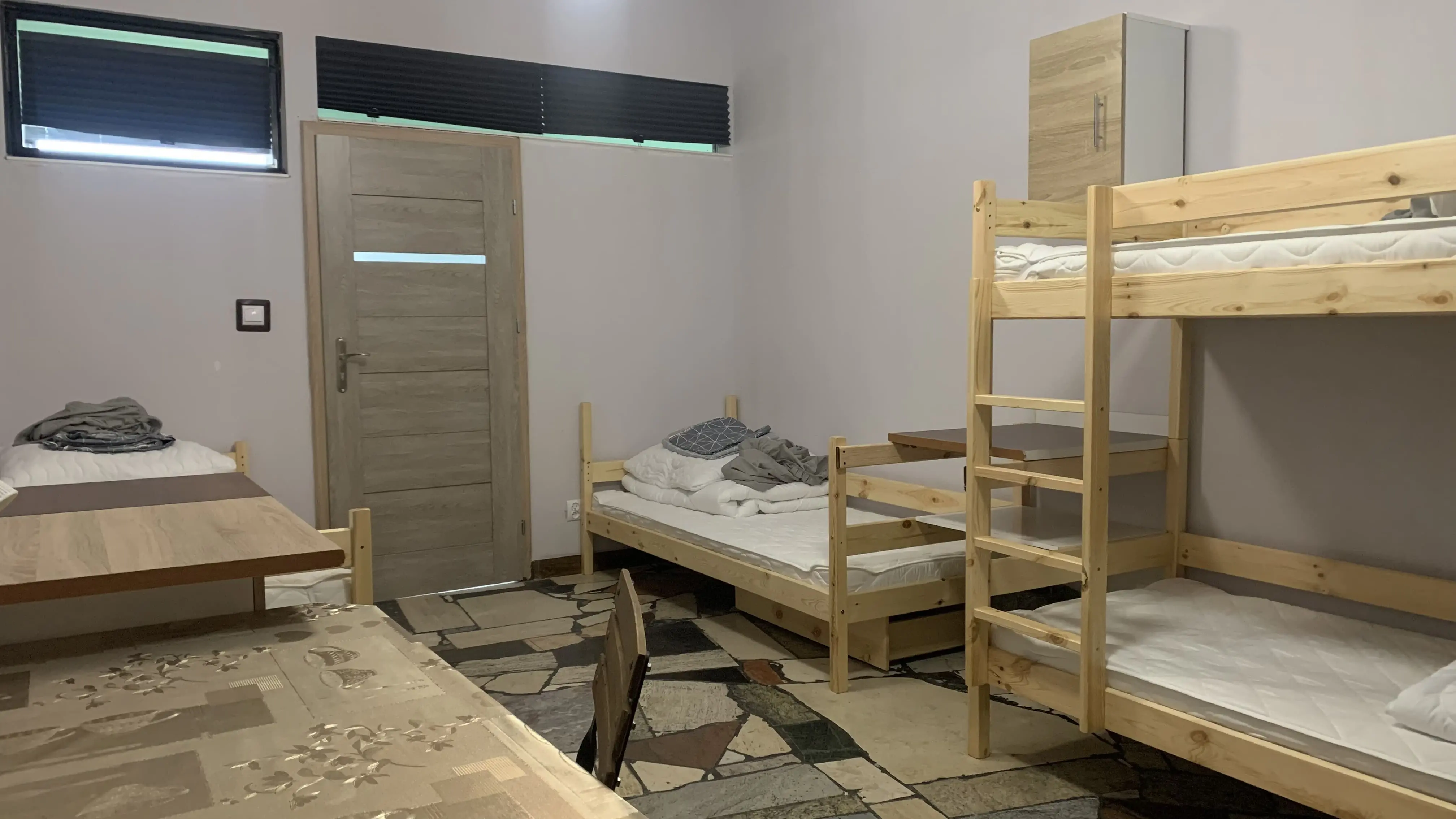 Kwatera pracownicza na parterze nr 2 - widok na łóżka i przestrzeń do relaksu.