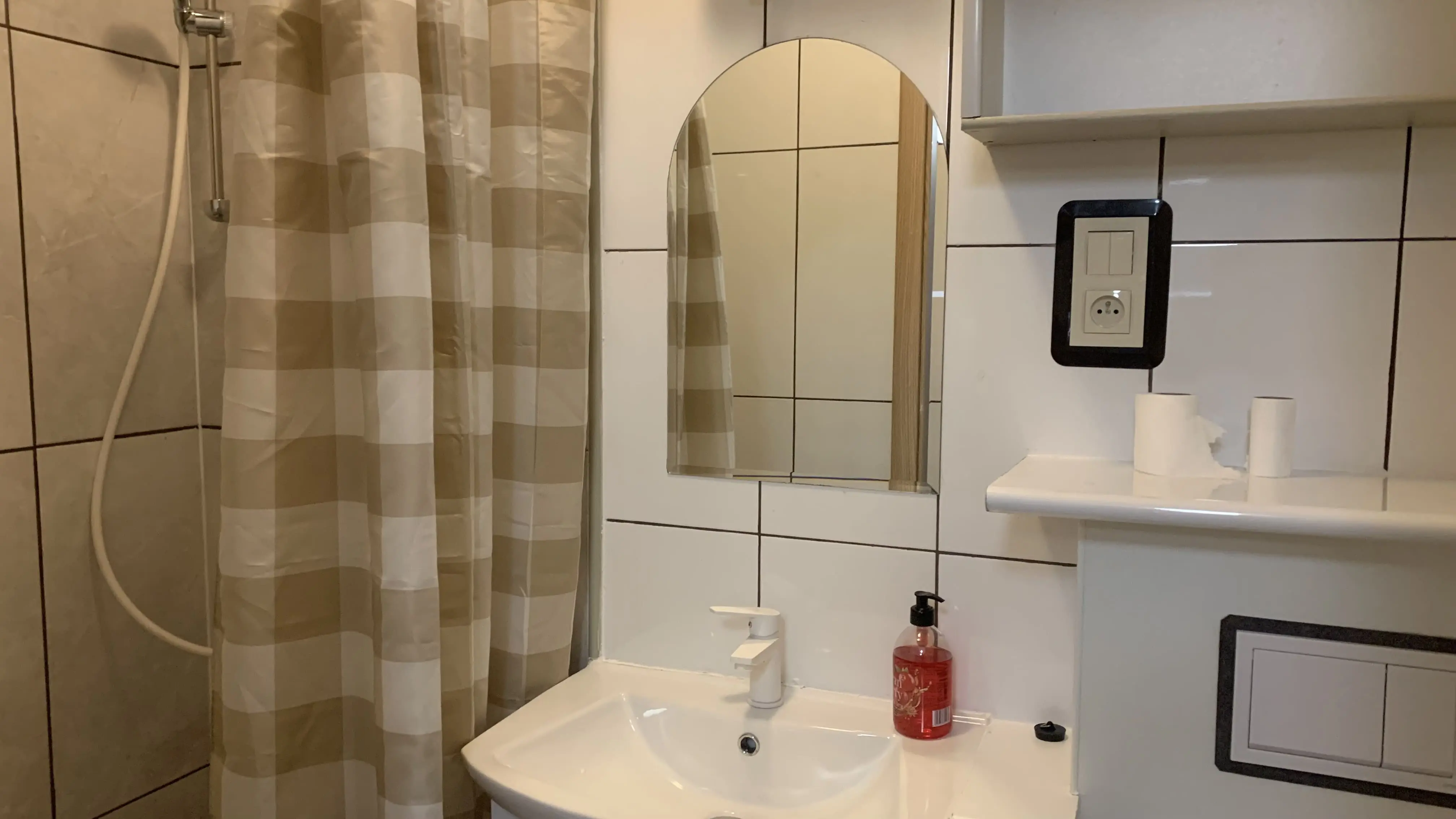 Kwatera pracownicza na parterze nr 2 - widok na łazienkę z pełnym wyposażeniem.