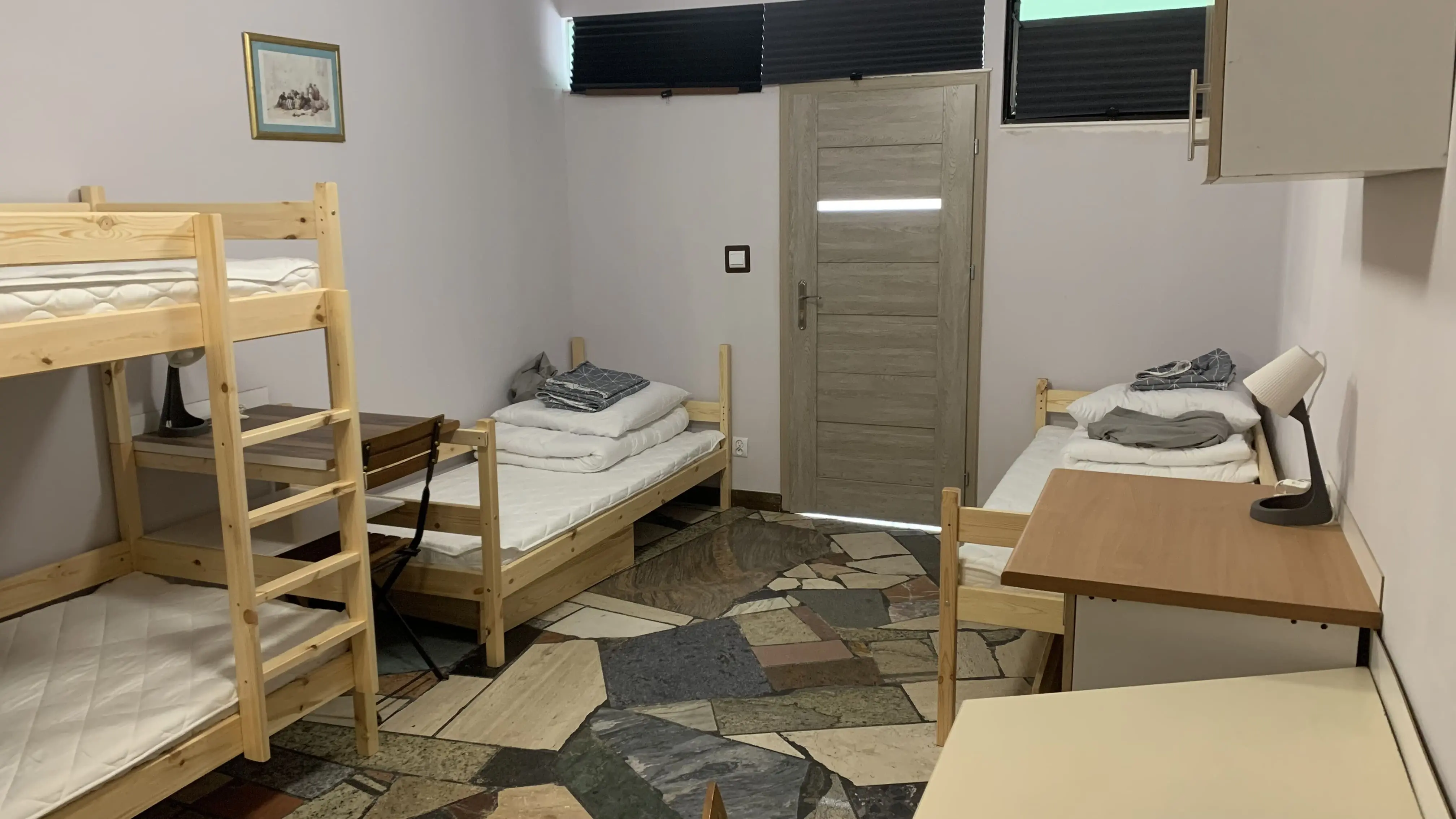 Kwatera pracownicza na parterze nr 3 - widok na łóżka i przestrzeń do przechowywania.