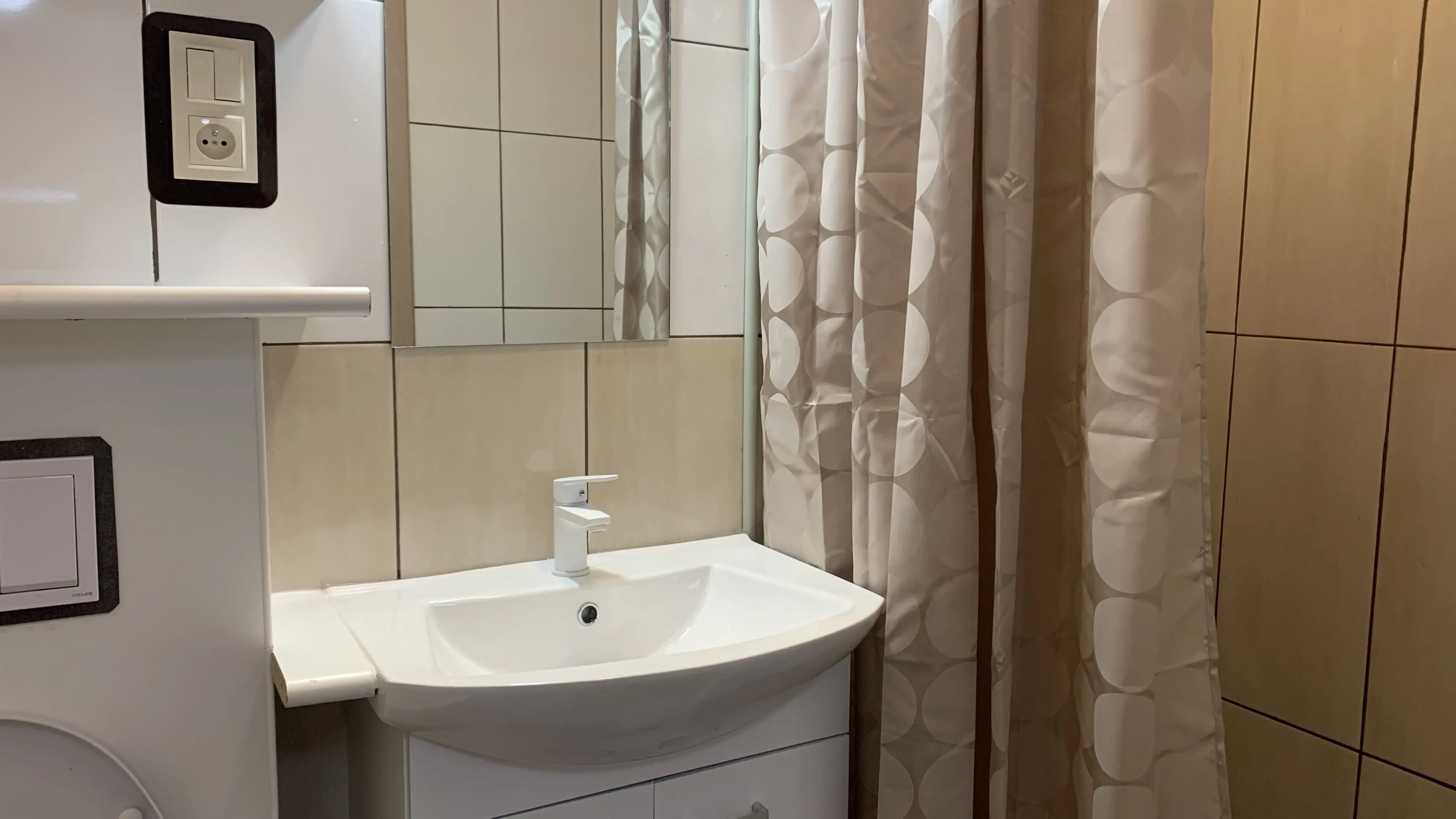 Kwatera pracownicza na parterze nr 3 - widok na łazienkę z pełnym wyposażeniem.