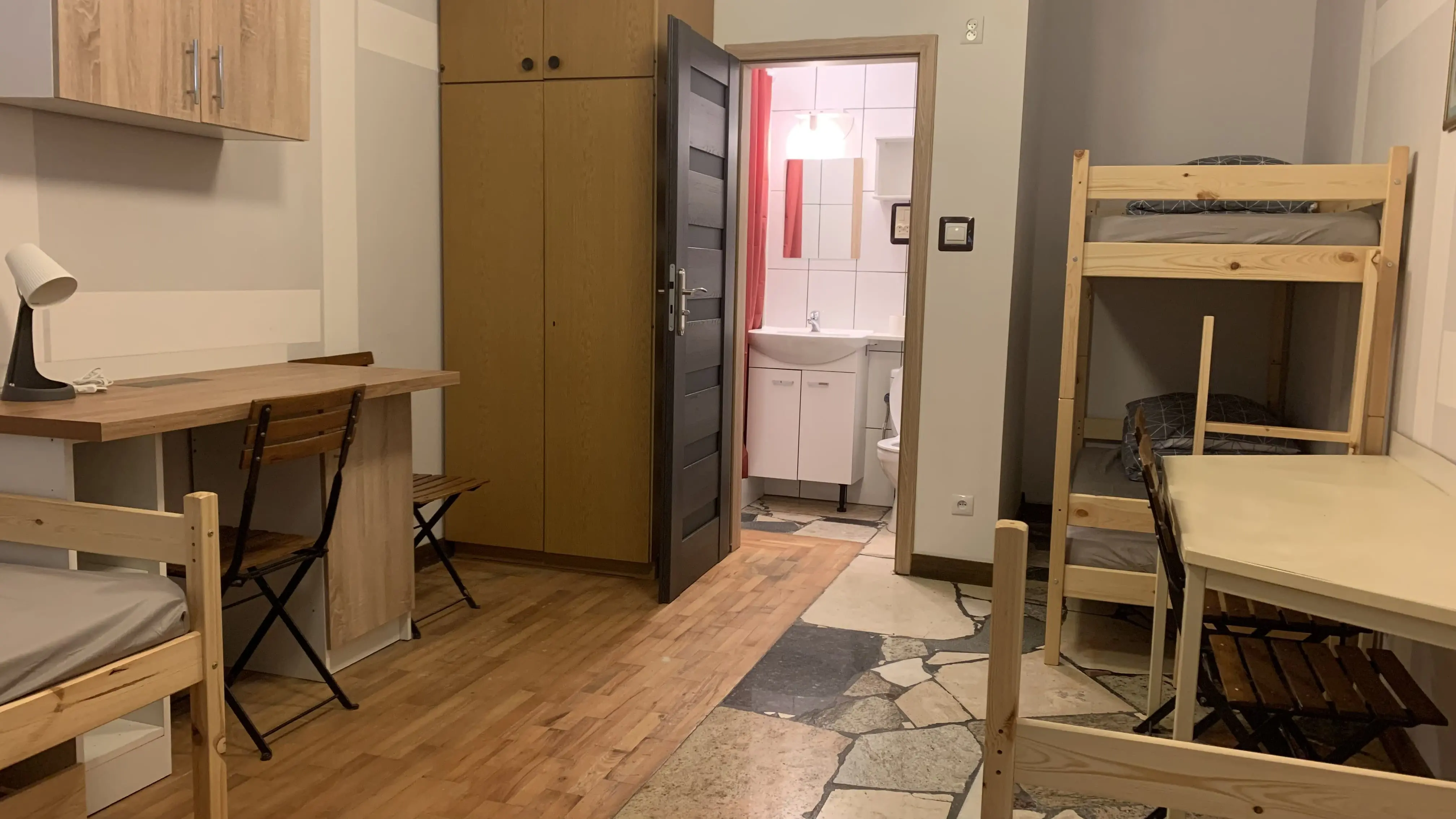 Elegancko urządzony pokój z wygodnym miejscem do wypoczynku i dostępem do ogrodu.