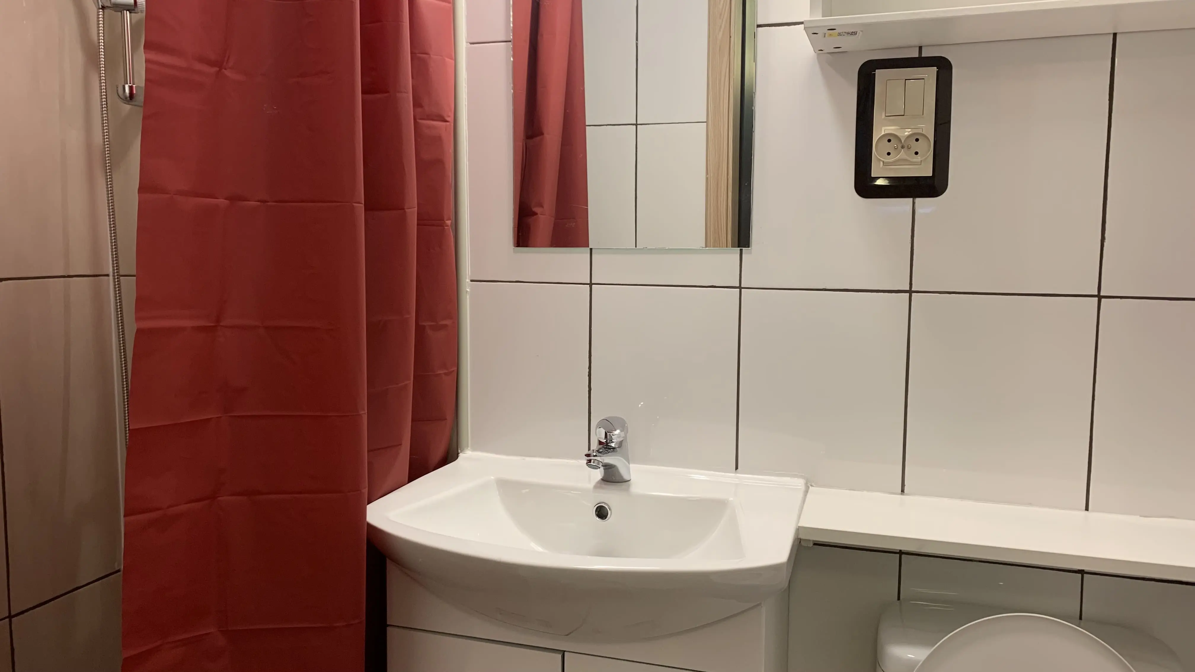 Kwatera pracownicza na parterze nr 4 - widok na łazienkę z pełnym wyposażeniem.