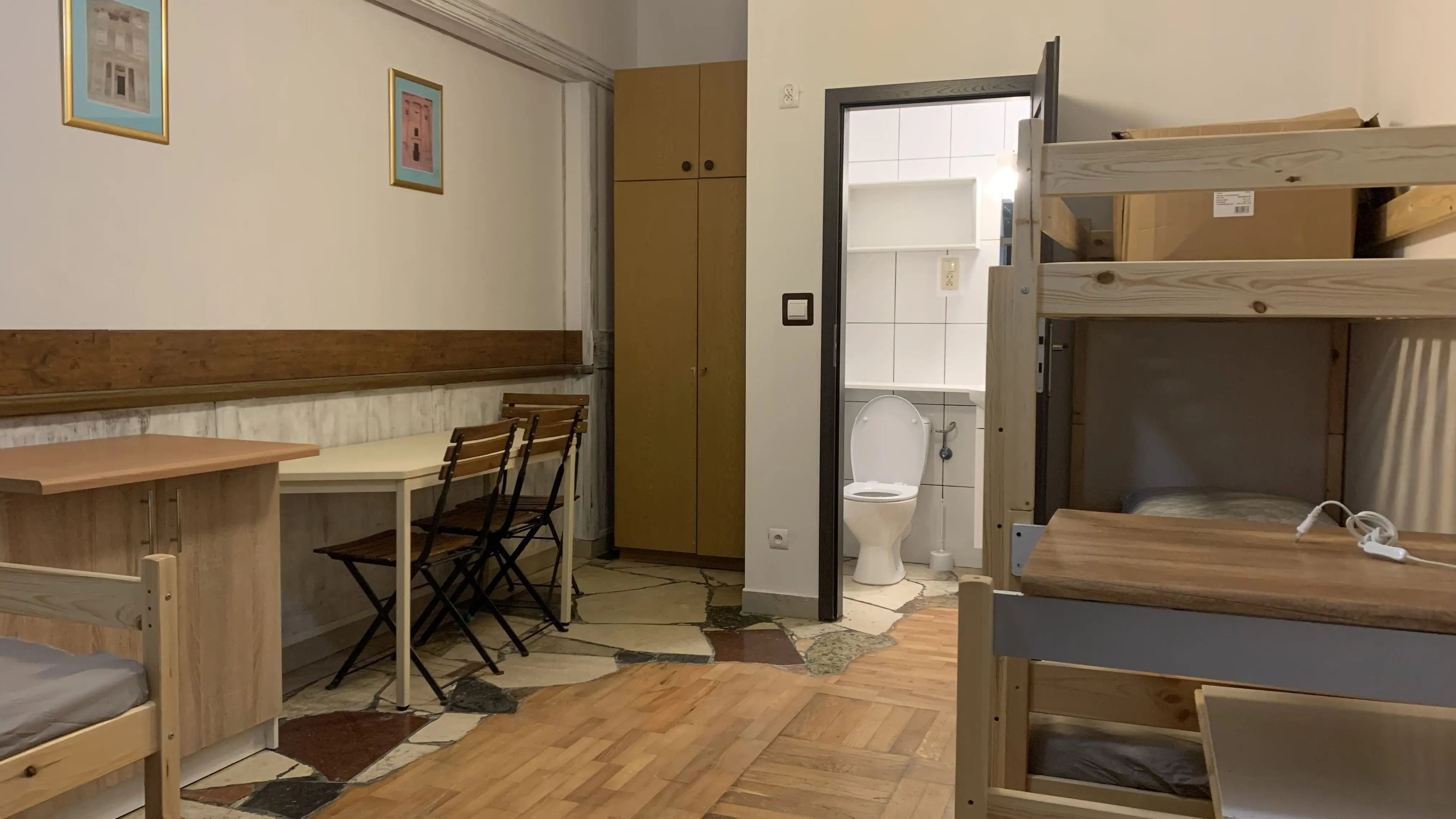 Duża kwatera dla grupy pracowników, wyposażona w łóżka piętrowe i osobne szafki na rzeczy osobiste. Praktyczne rozwiązanie dla firm.