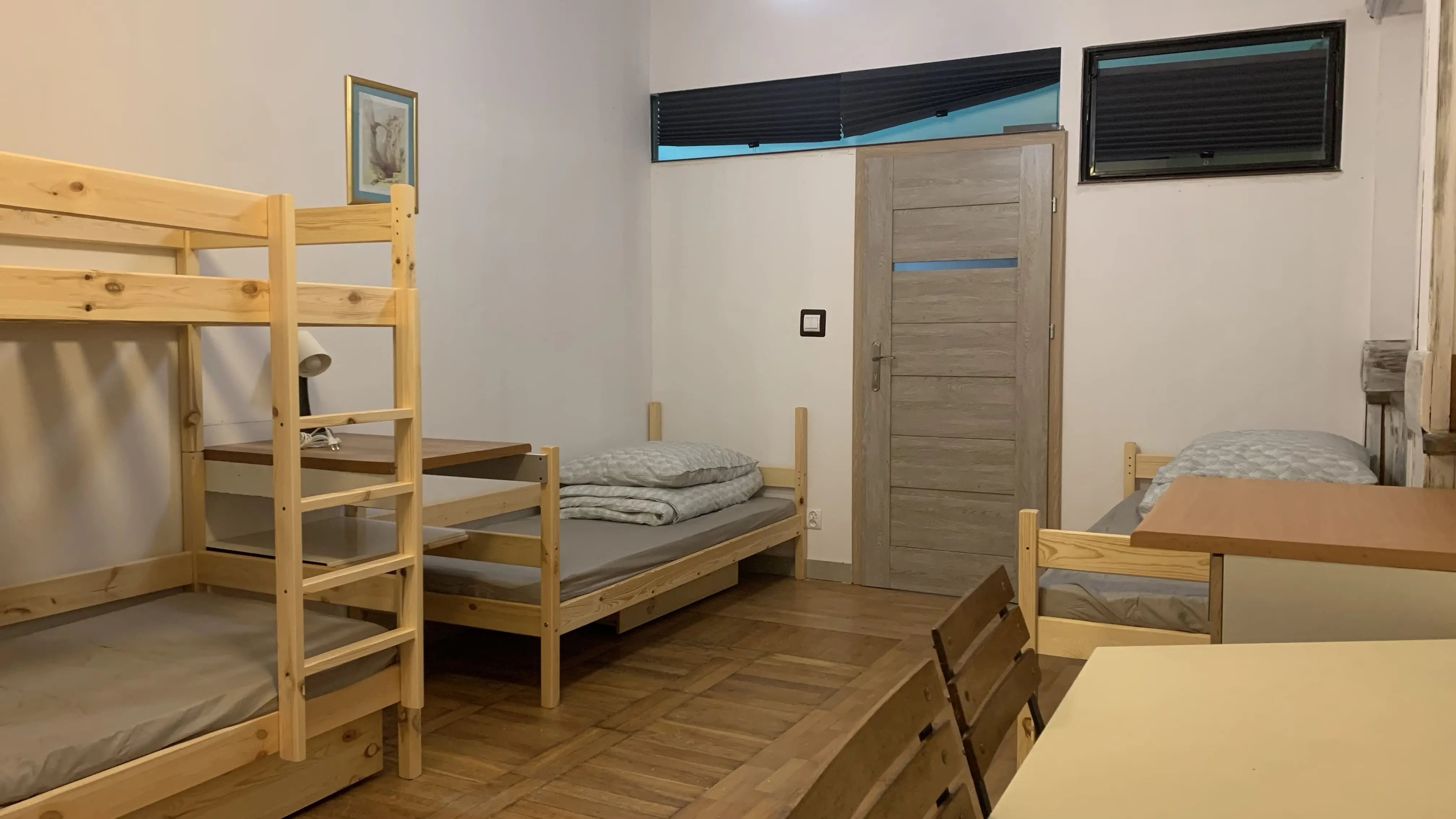 Kwatera pracownicza na parterze nr 5 - widok na łóżka i przestrzeń do przechowywania.