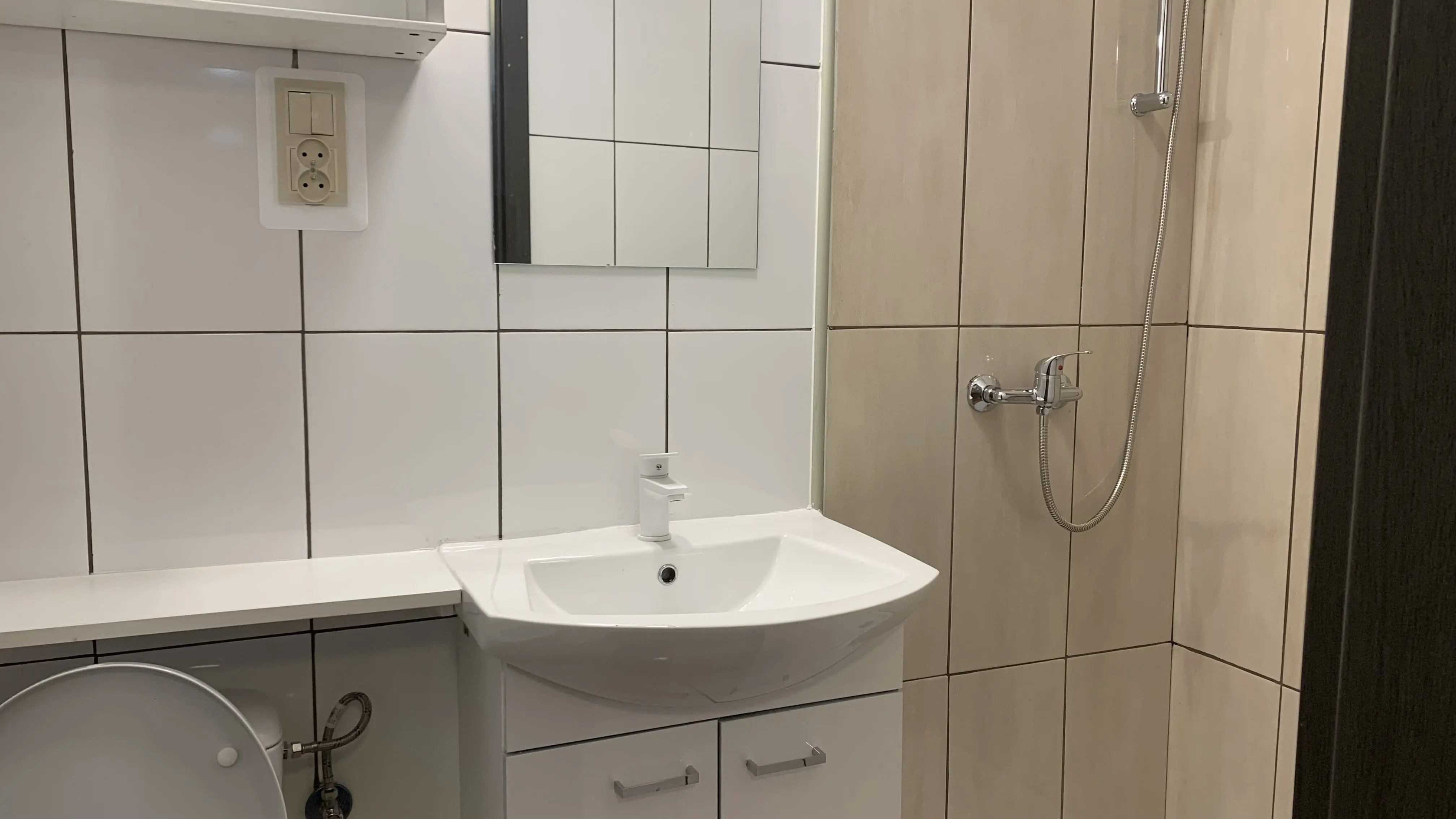 Kwatera pracownicza na parterze nr 5 - widok na łazienkę z pełnym wyposażeniem.