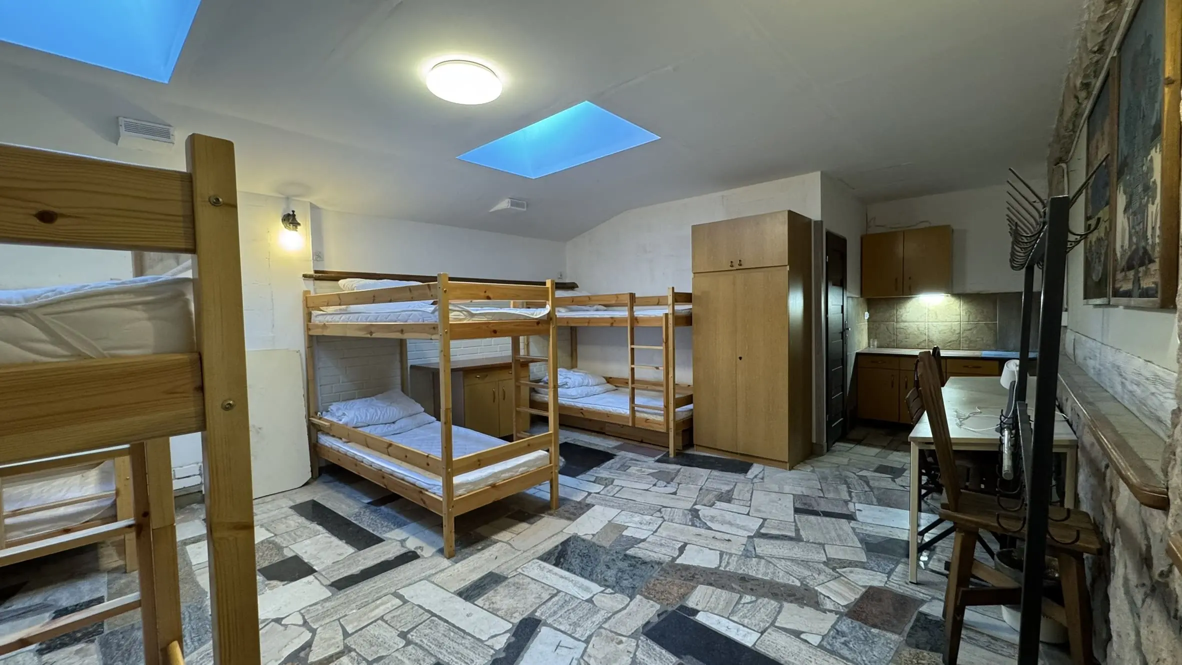 Przestronna kwatera na parterze dla 6 osób, z łazienką i wygodnymi łóżkami.