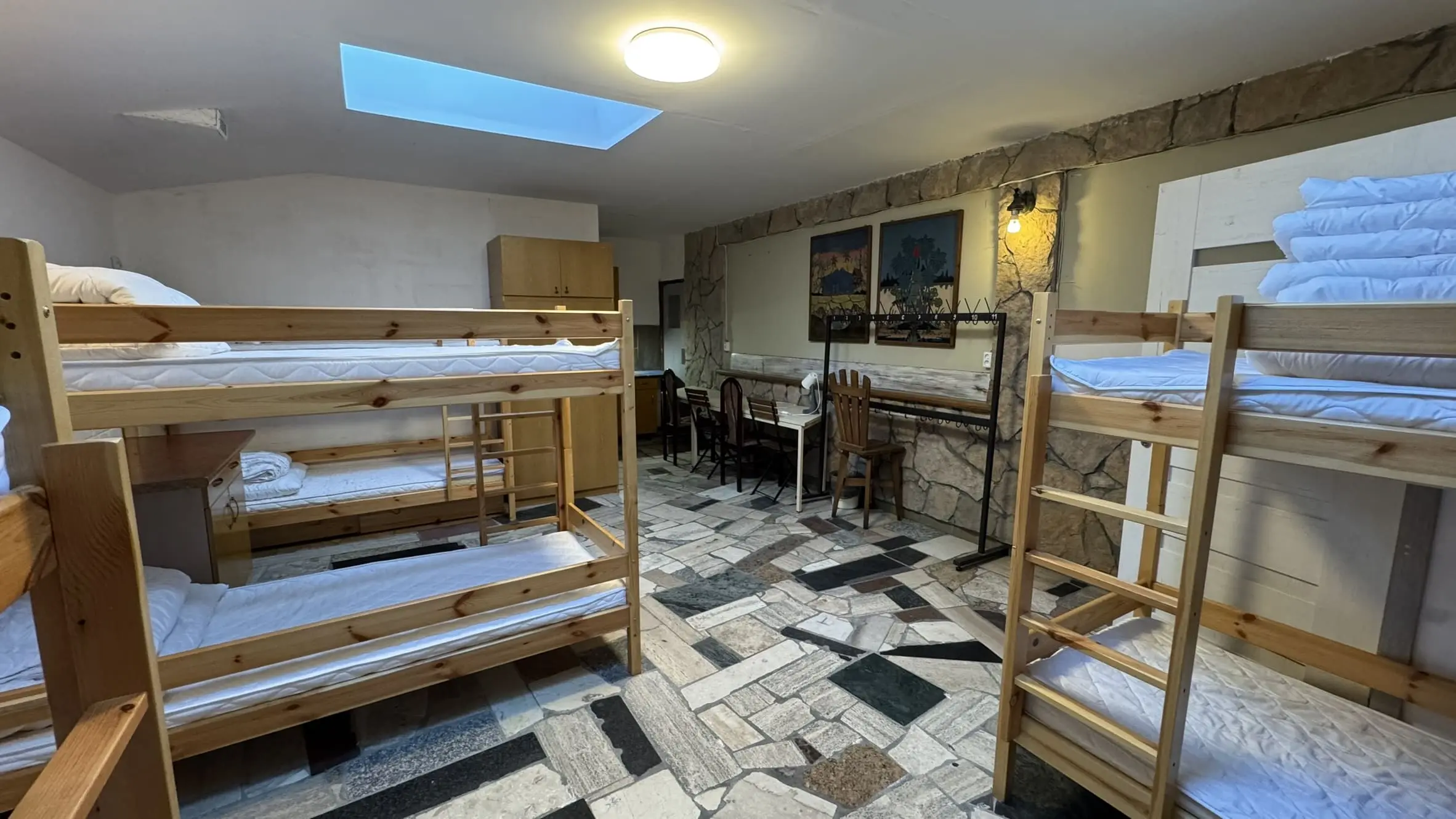 Kwatera pracownicza na parterze nr 6 - widok na łóżka i przestrzeń do przechowywania.