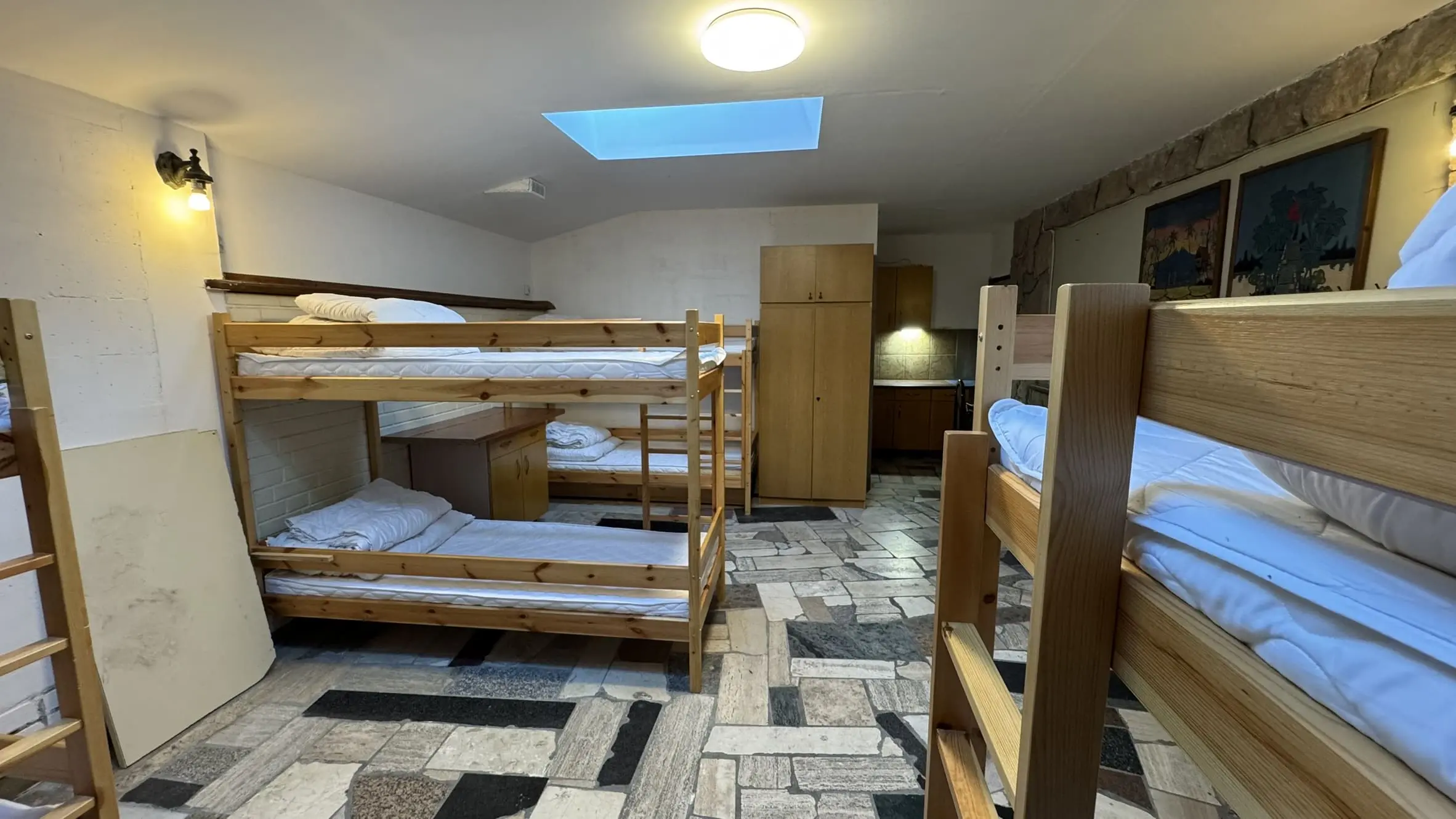 Przestronna kwatera na parterze dla 6 osób, z łazienką i wygodnymi łóżkami.