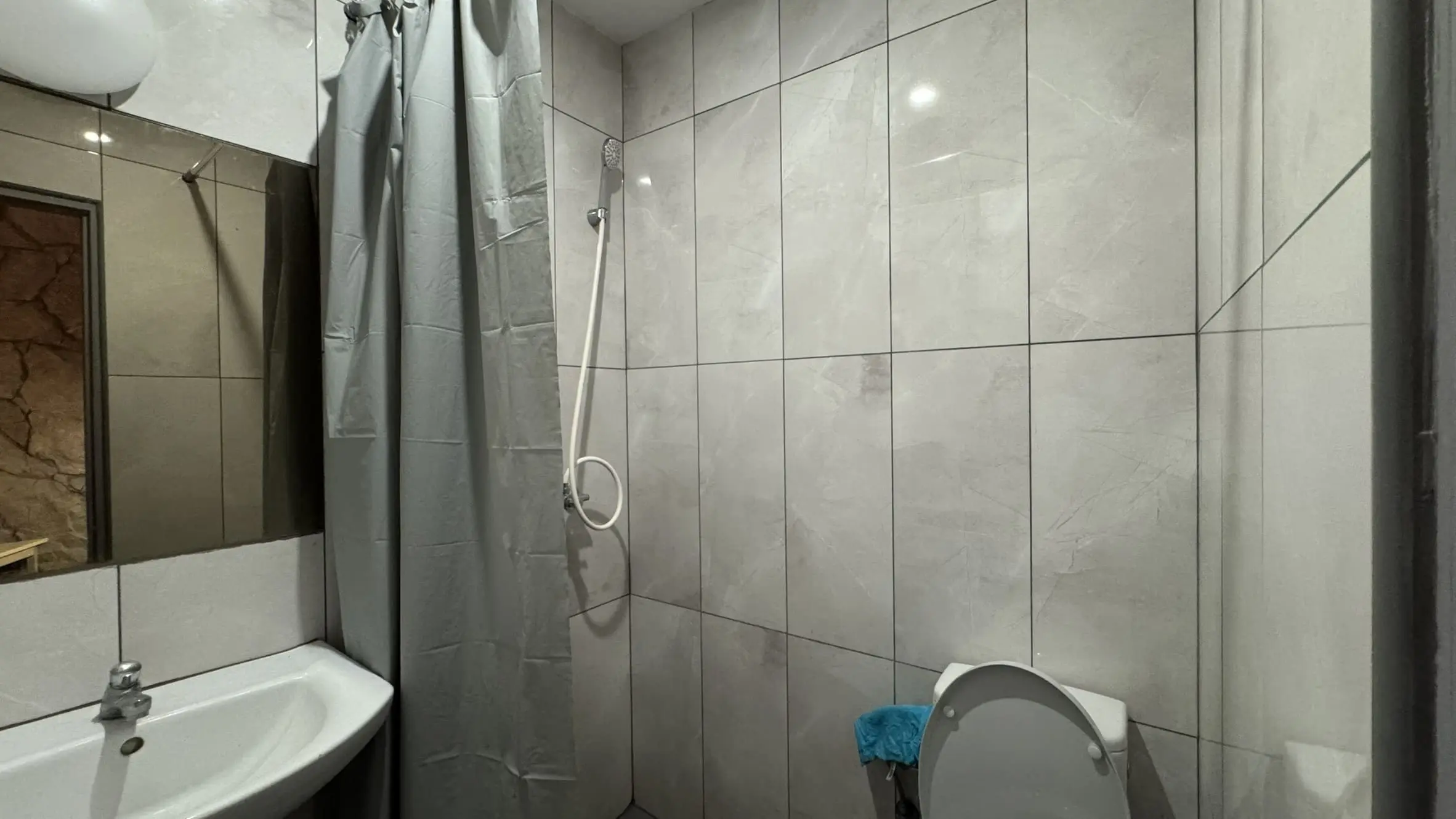 Kwatera pracownicza na parterze nr 6 - widok na łóżka i przestrzeń do przechowywania.