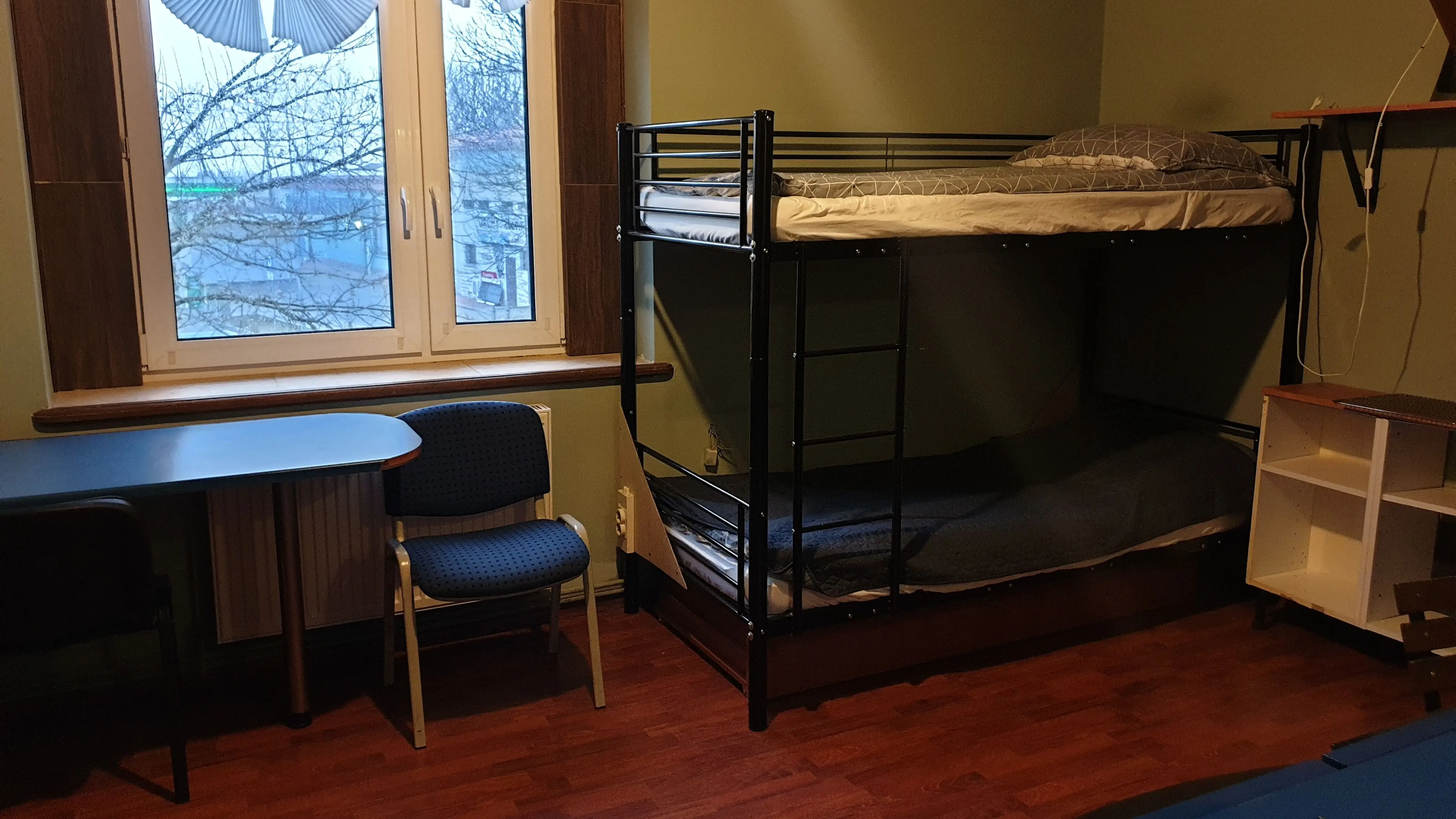 Kwatera pracownicza na piętrze nr 1 - widok na przestronne pomieszczenie z łóżkami, idealne dla 3 osób.