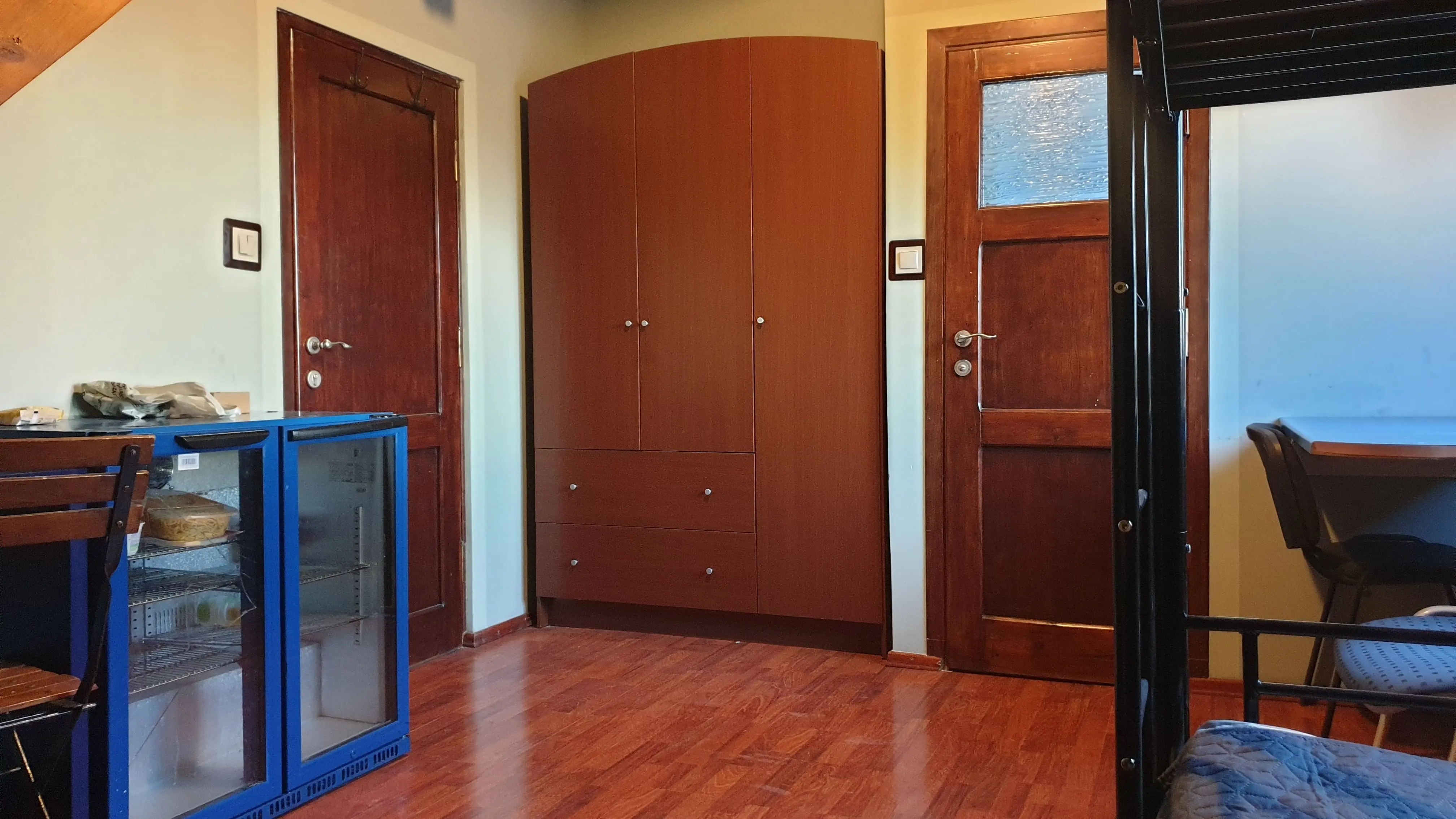 Kwatera pracownicza na piętrze nr 1 - widok na łóżka i przestrzeń do przechowywania.