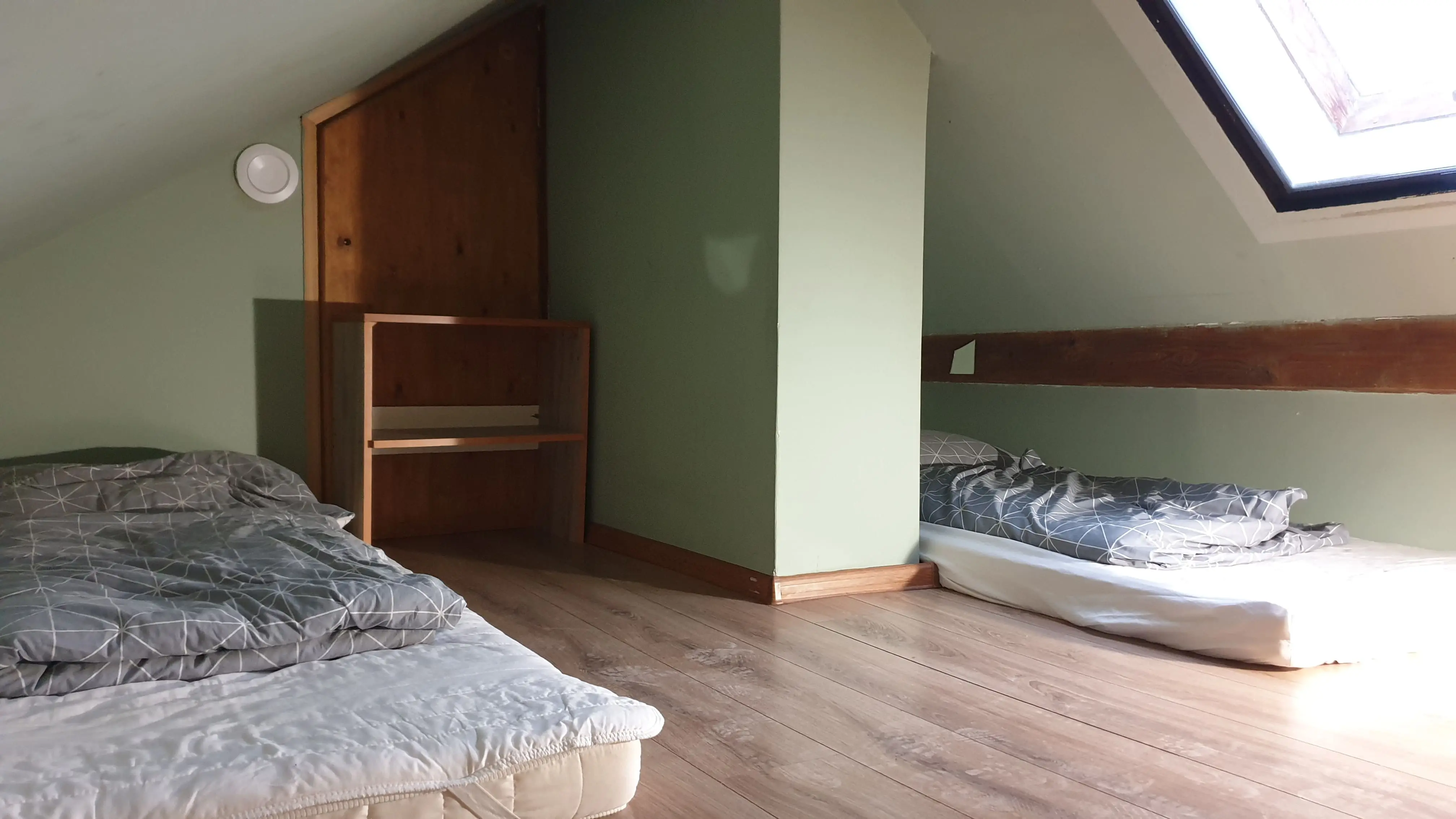 Kwatera pracownicza na piętrze nr 1 - widok na łazienkę z pełnym wyposażeniem.