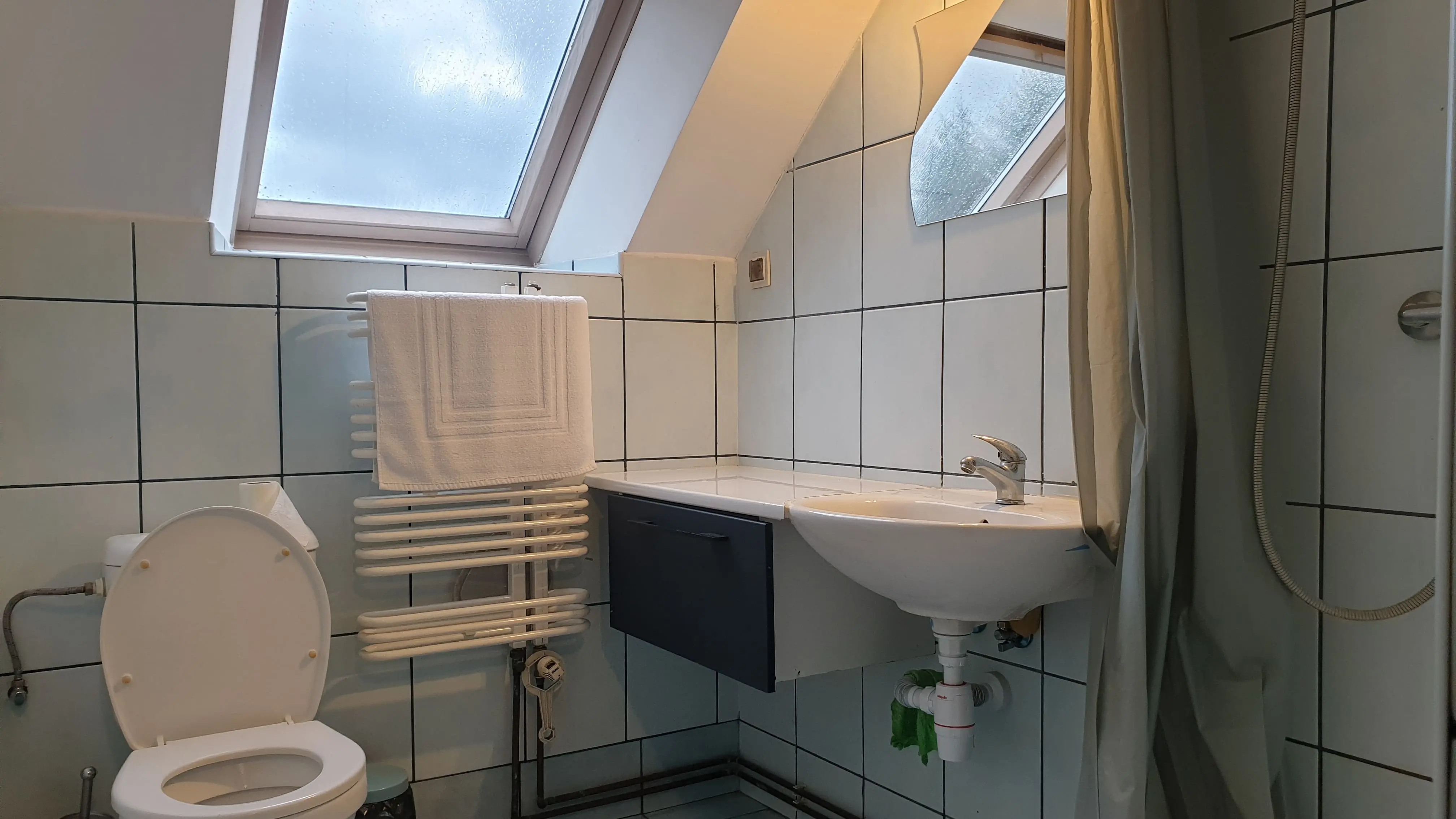 Kwatera pracownicza na piętrze nr 1 - ogólny widok na pomieszczenie z łóżkami i meblami.