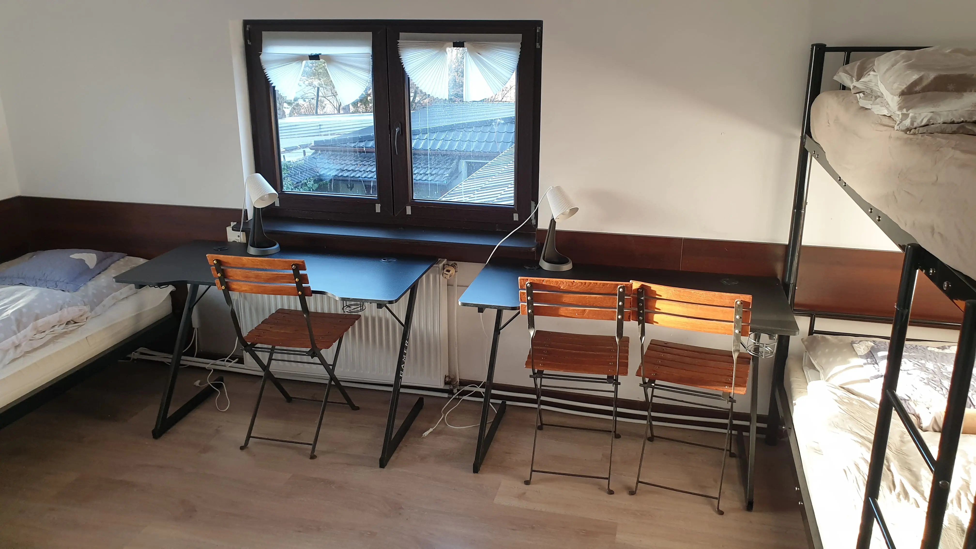 Przytulny pokój z dwoma łóżkami, szafą i biurkiem do pracy. Doskonałe miejsce na relaks po długim dniu pracy.