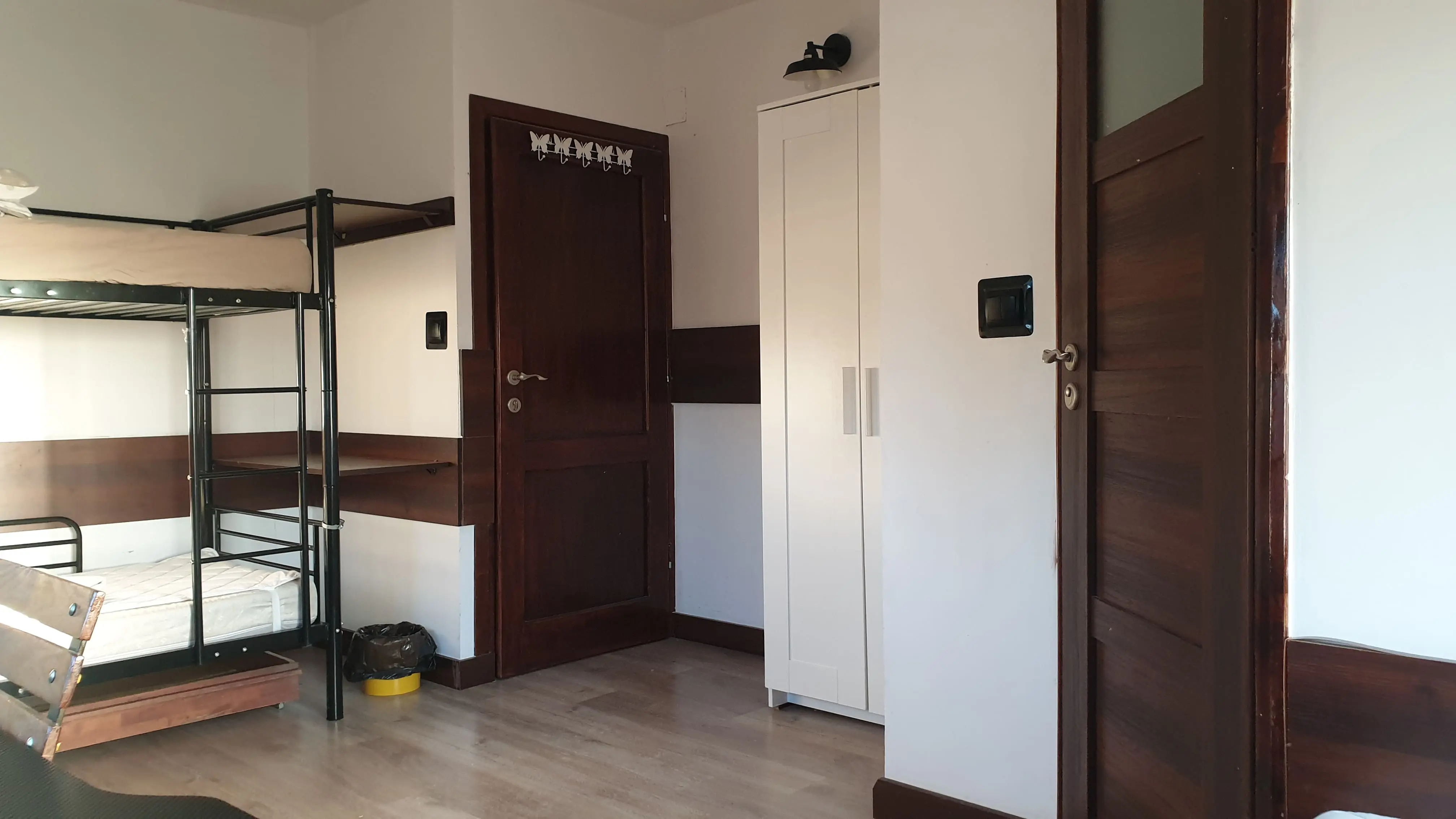 Kwatera pracownicza na piętrze nr 2 - widok na łóżka i przestrzeń do relaksu.