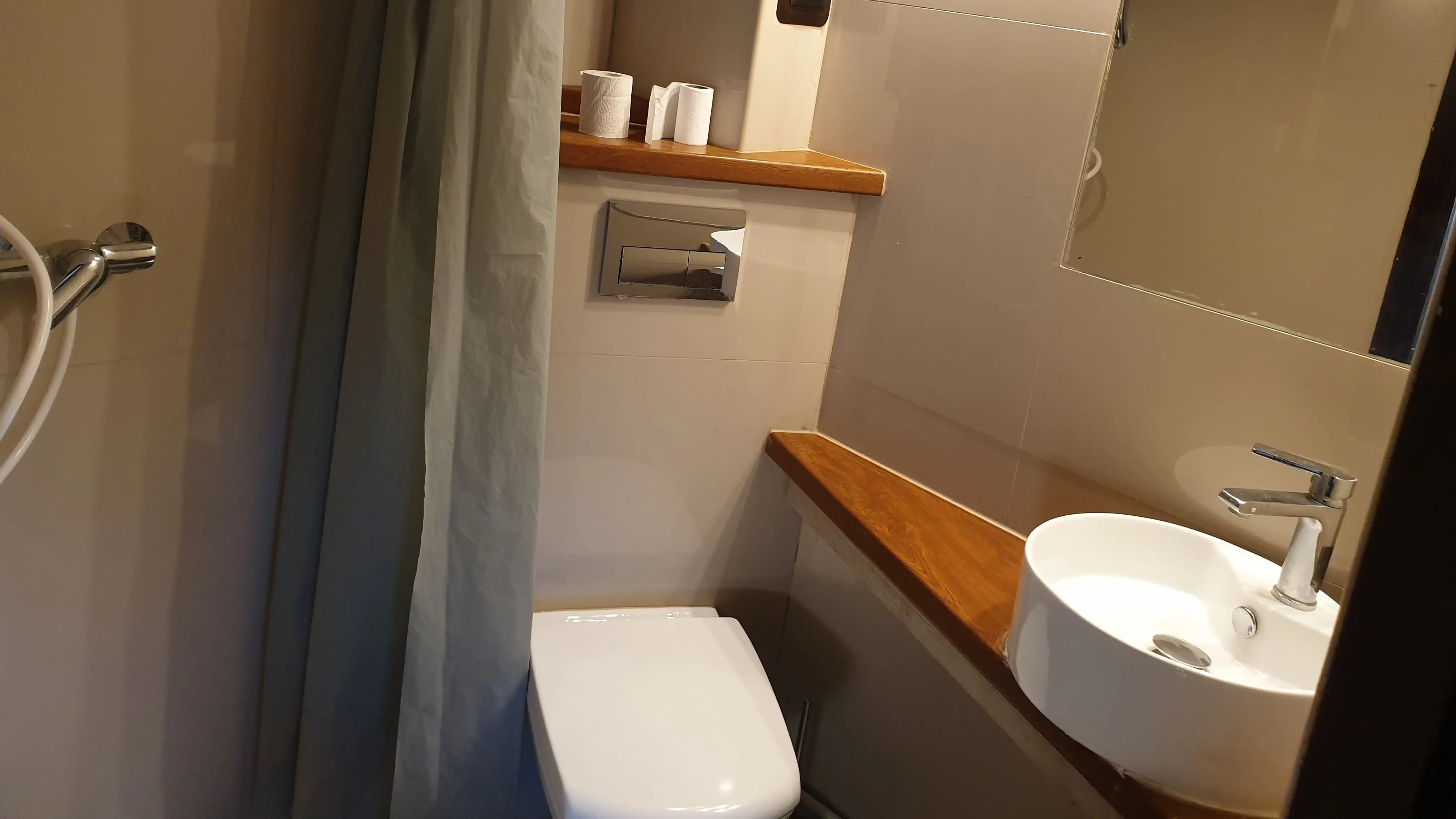 Kwatera pracownicza na piętrze nr 2 - widok na łazienkę z pełnym wyposażeniem.