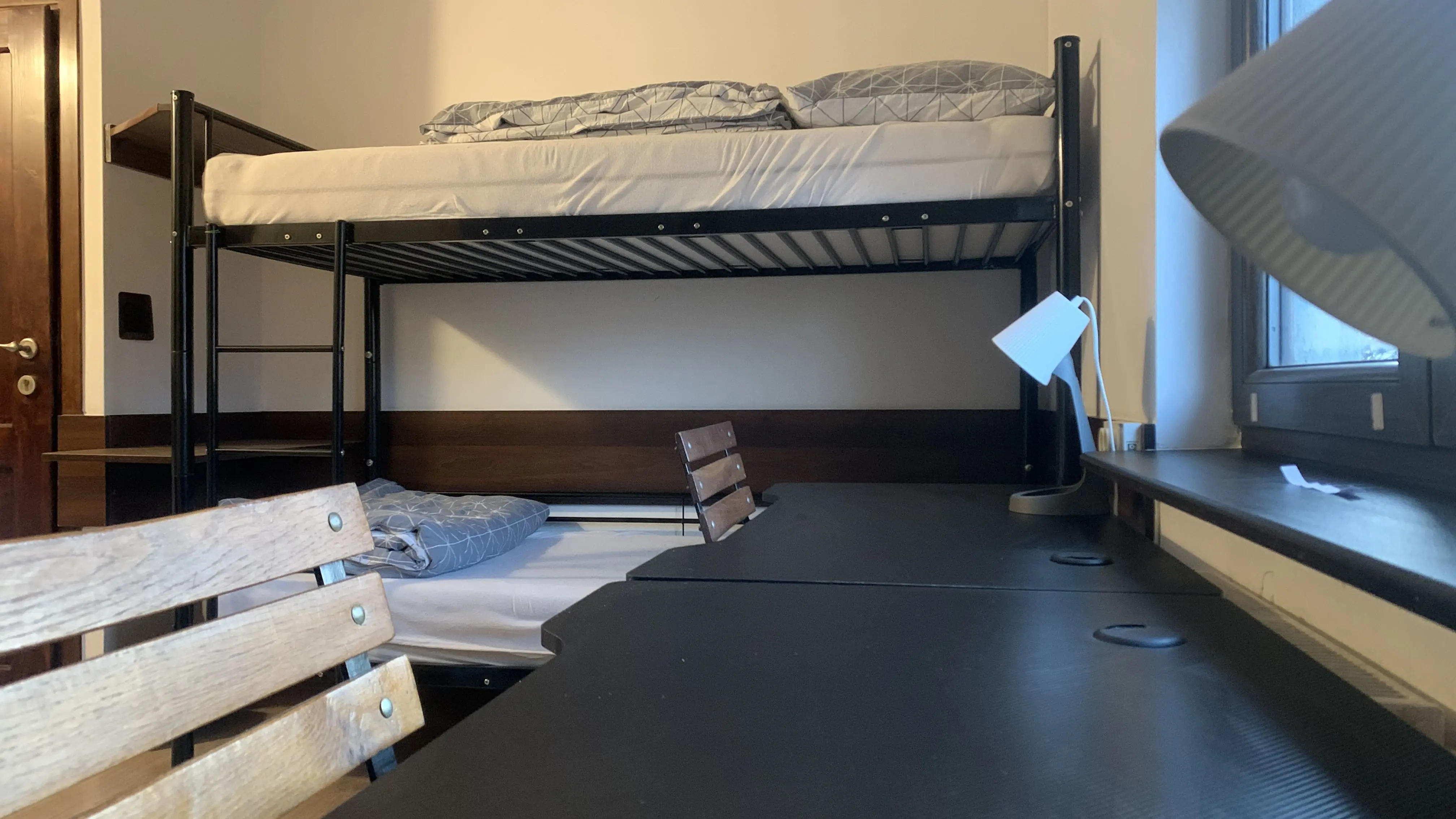 Nowoczesna kwatera z dużym oknem, prywatną łazienką i szafkami nocnymi. Jasne wnętrze zapewnia komfortowy pobyt.