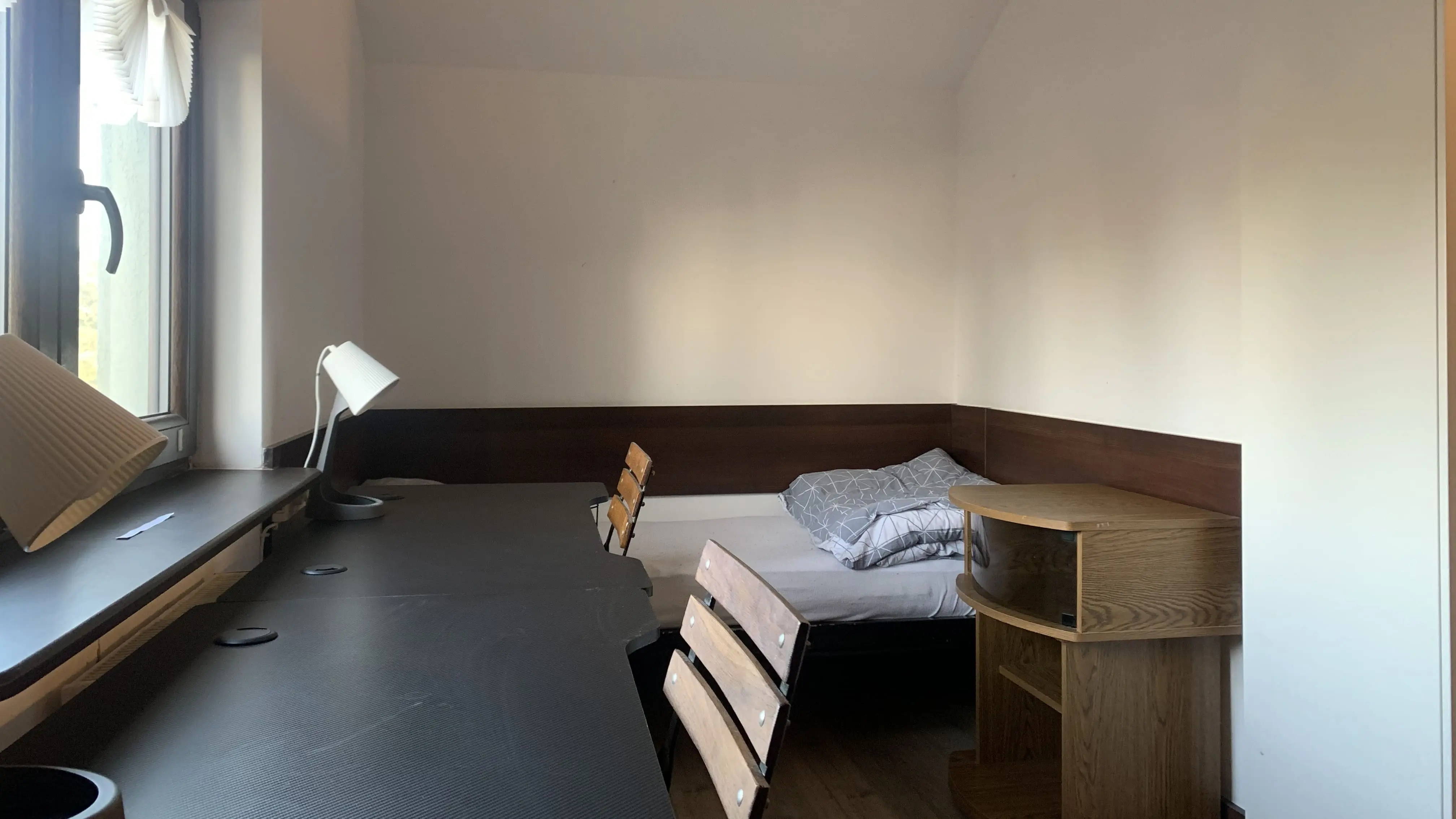 Kwatera pracownicza na piętrze nr 3 - widok na łóżka i przestrzeń do przechowywania.