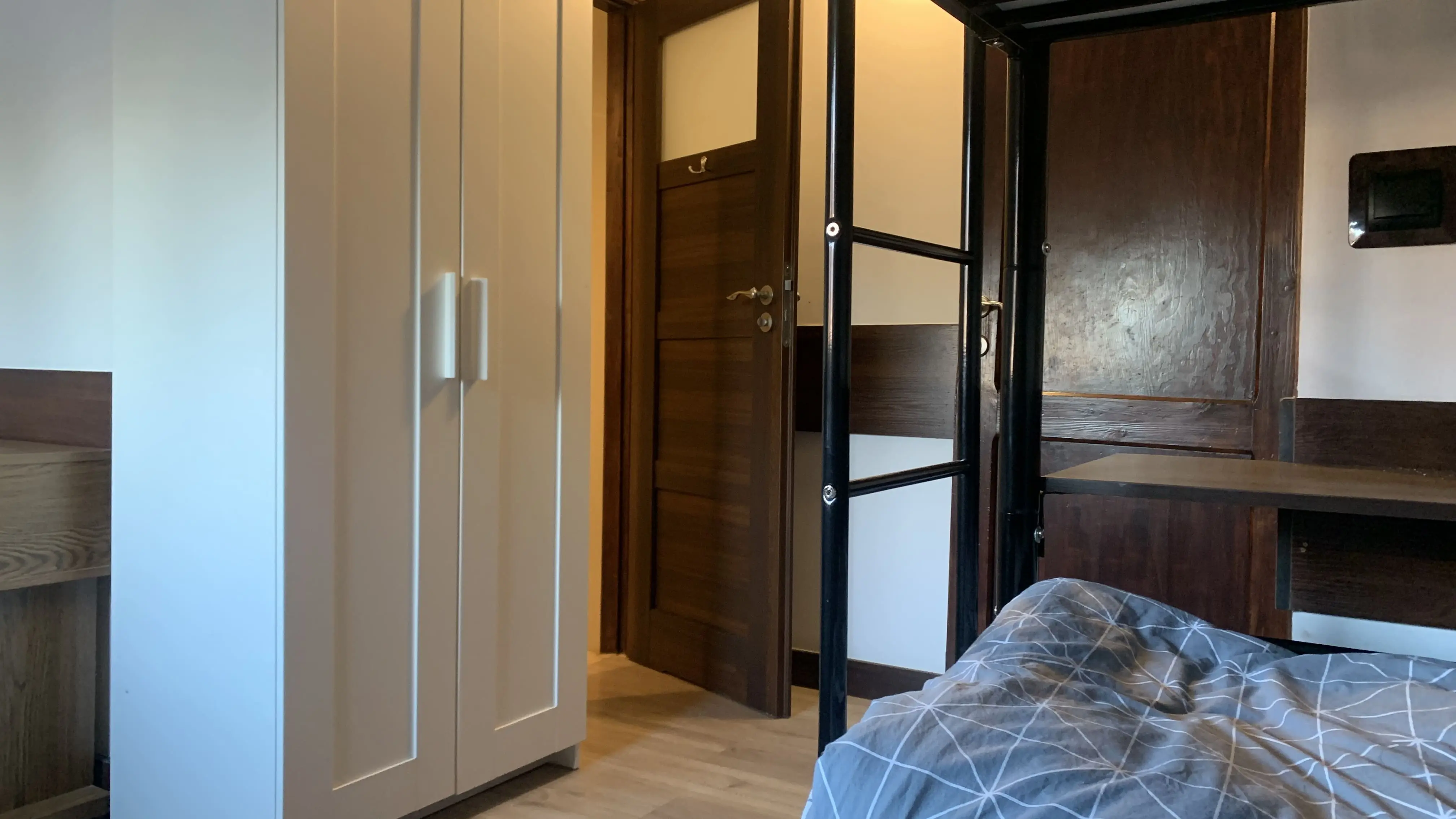 Kwatera pracownicza na piętrze nr 3 - widok na łazienkę z pełnym wyposażeniem.