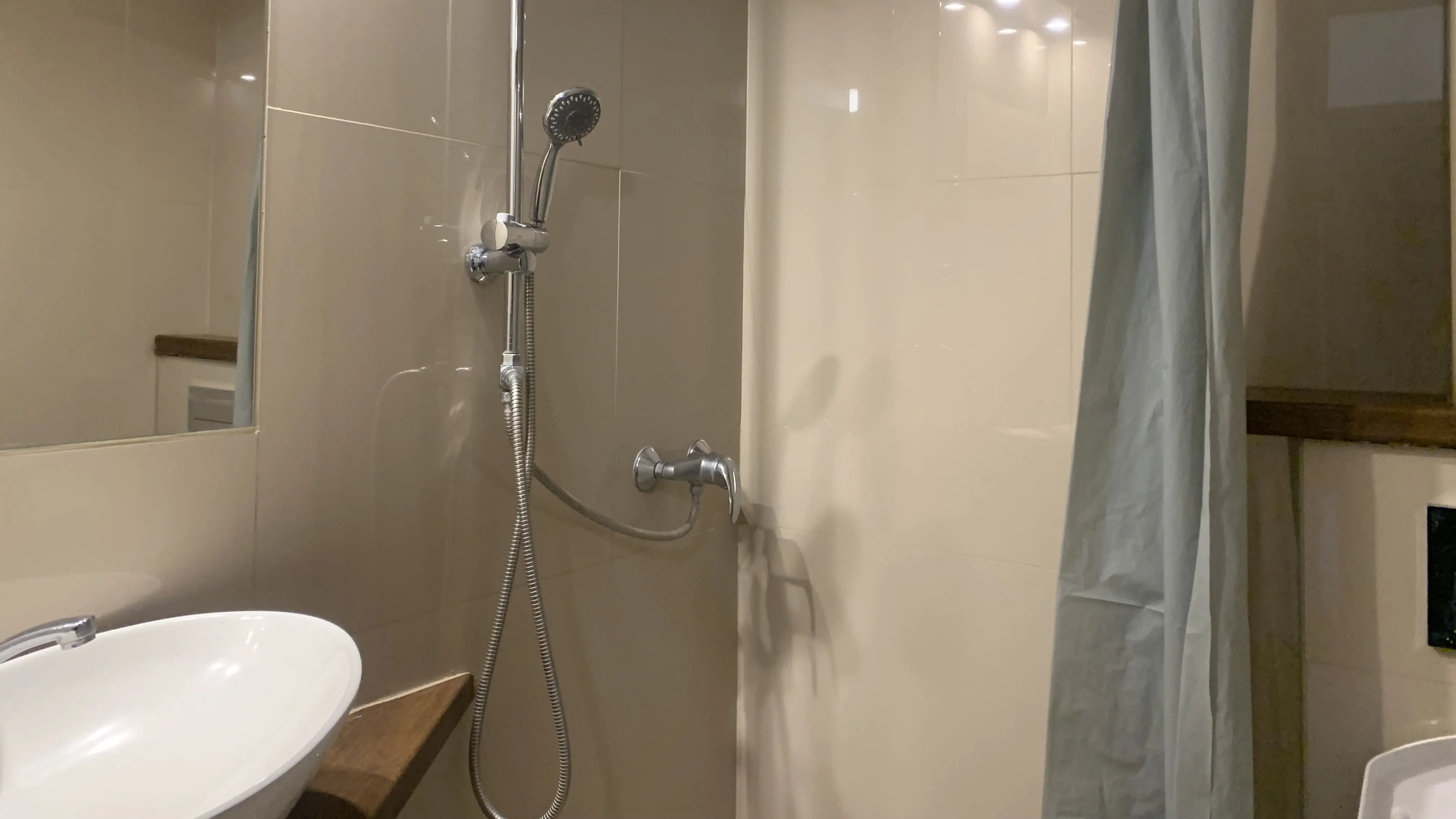 Kwatera pracownicza na piętrze nr 3 - ogólny widok na pomieszczenie z łóżkami i meblami.