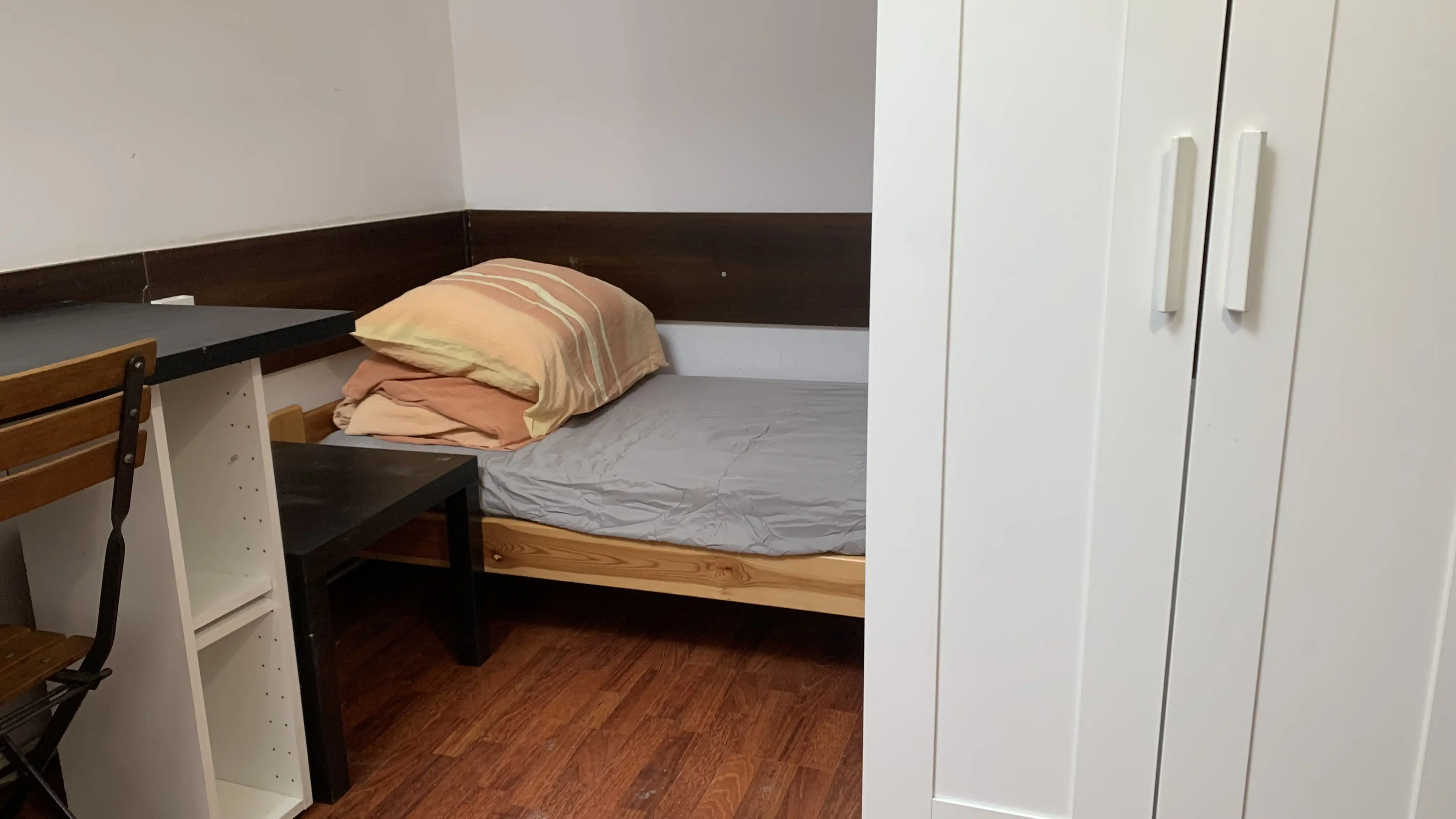 Kwatera pracownicza na piętrze nr 4 - widok na łóżka i przestrzeń do relaksu.