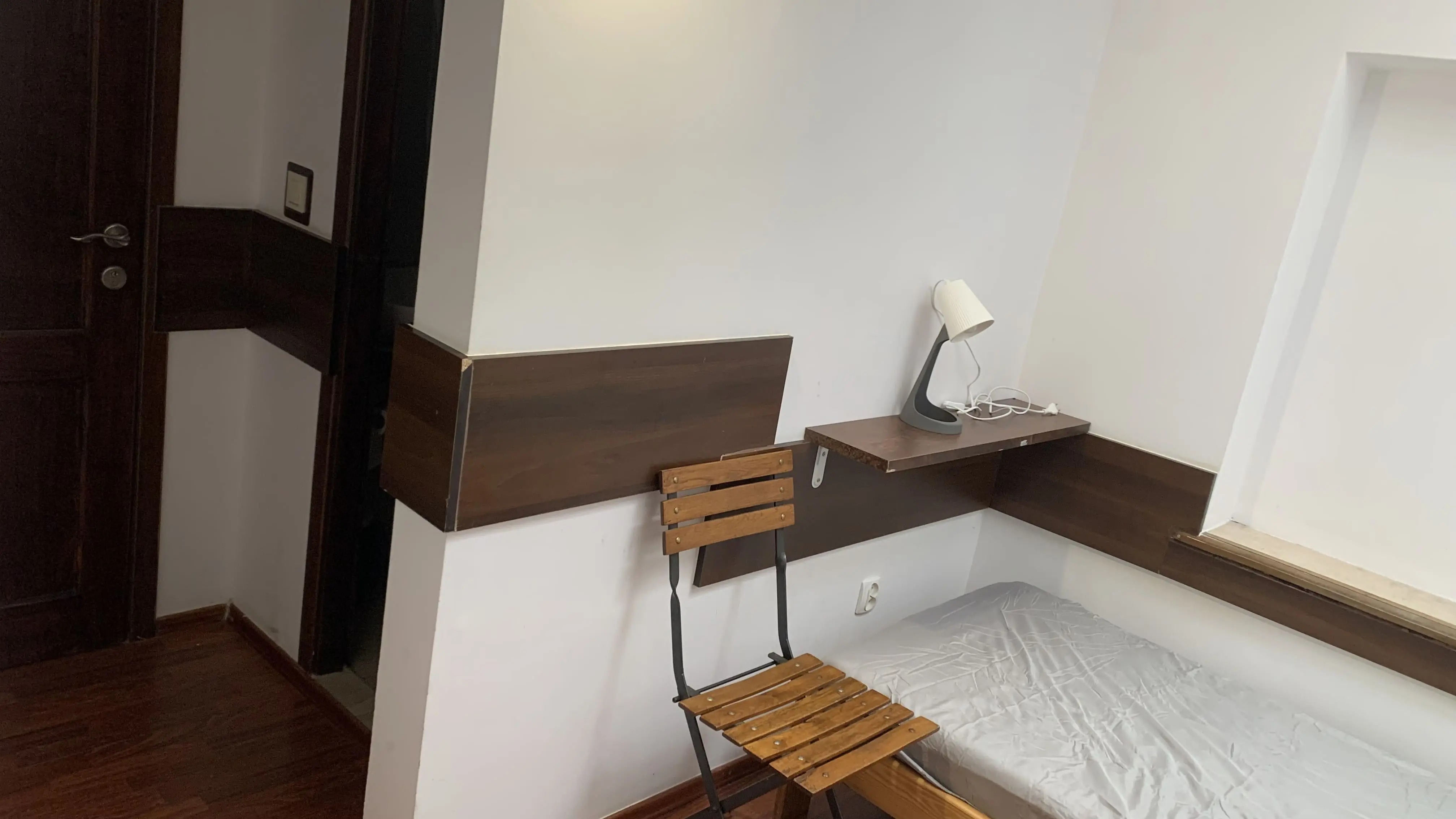 Kwatera pracownicza na piętrze nr 4 - widok na łazienkę z pełnym wyposażeniem.