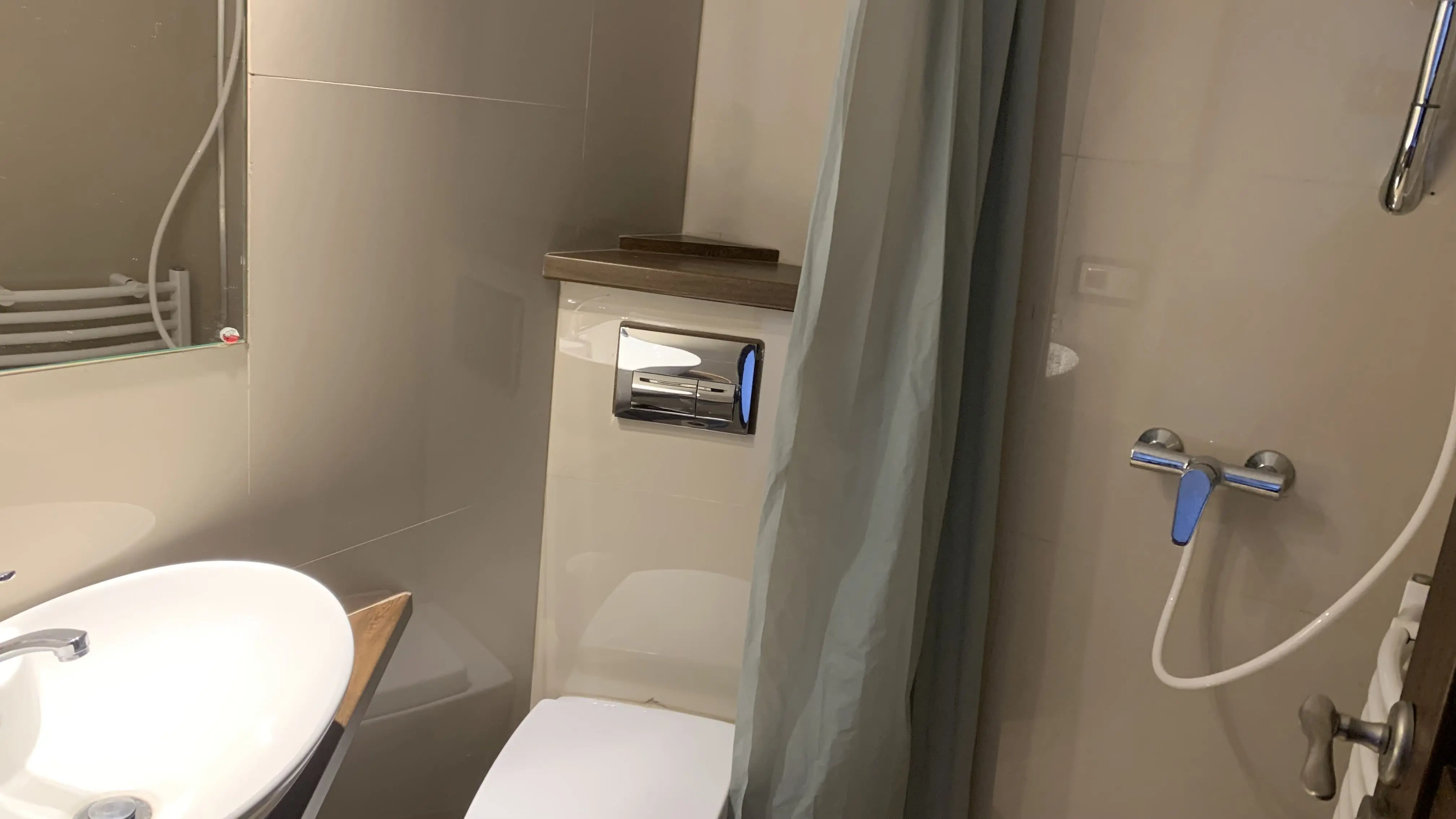 Kwatera pracownicza na piętrze nr 4 - ogólny widok na pomieszczenie z łóżkami i meblami.