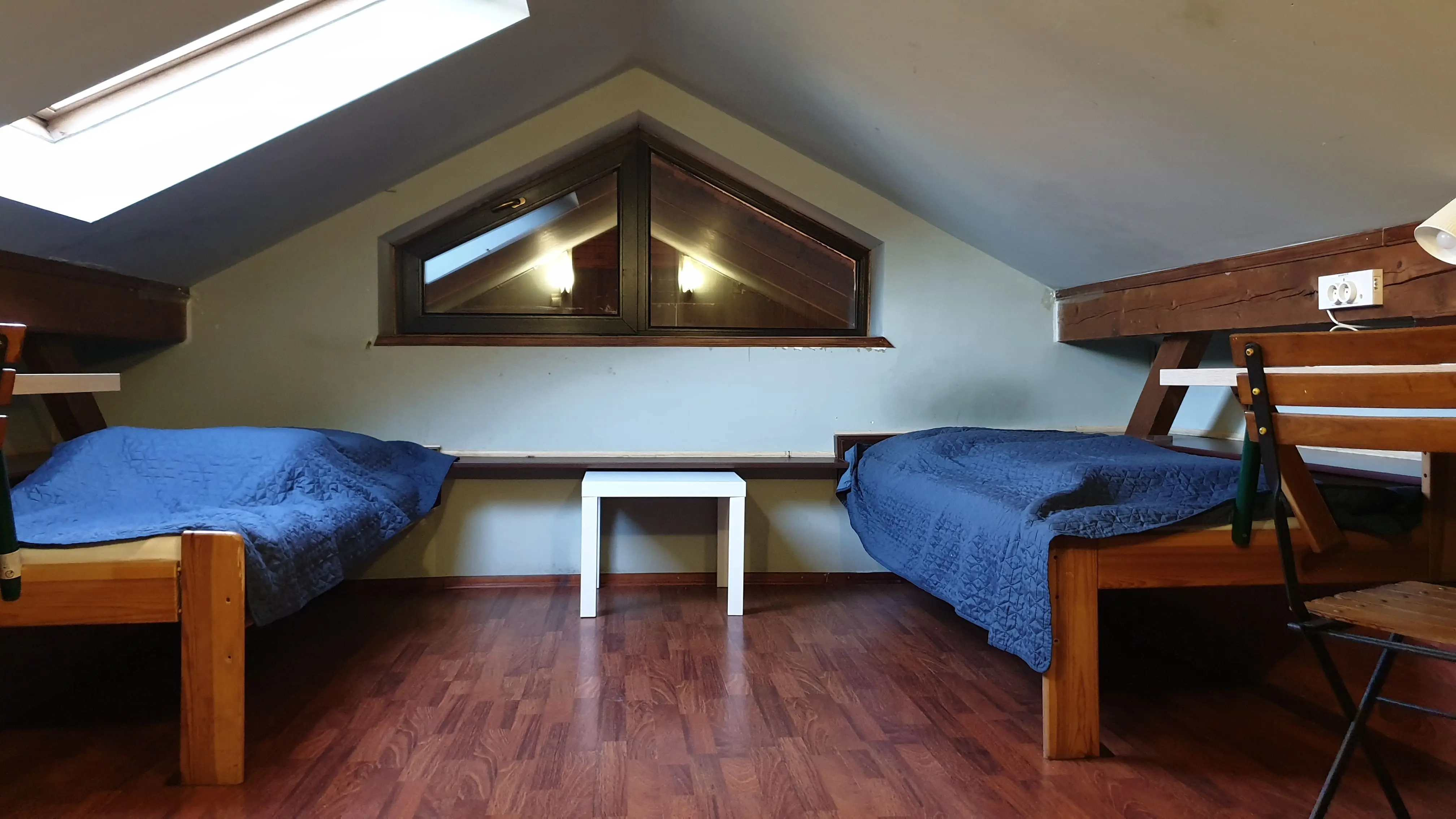 Komfortowa kwatera z ergonomicznym biurkiem i szybkim WiFi. Doskonałe warunki dla osób pracujących zdalnie.