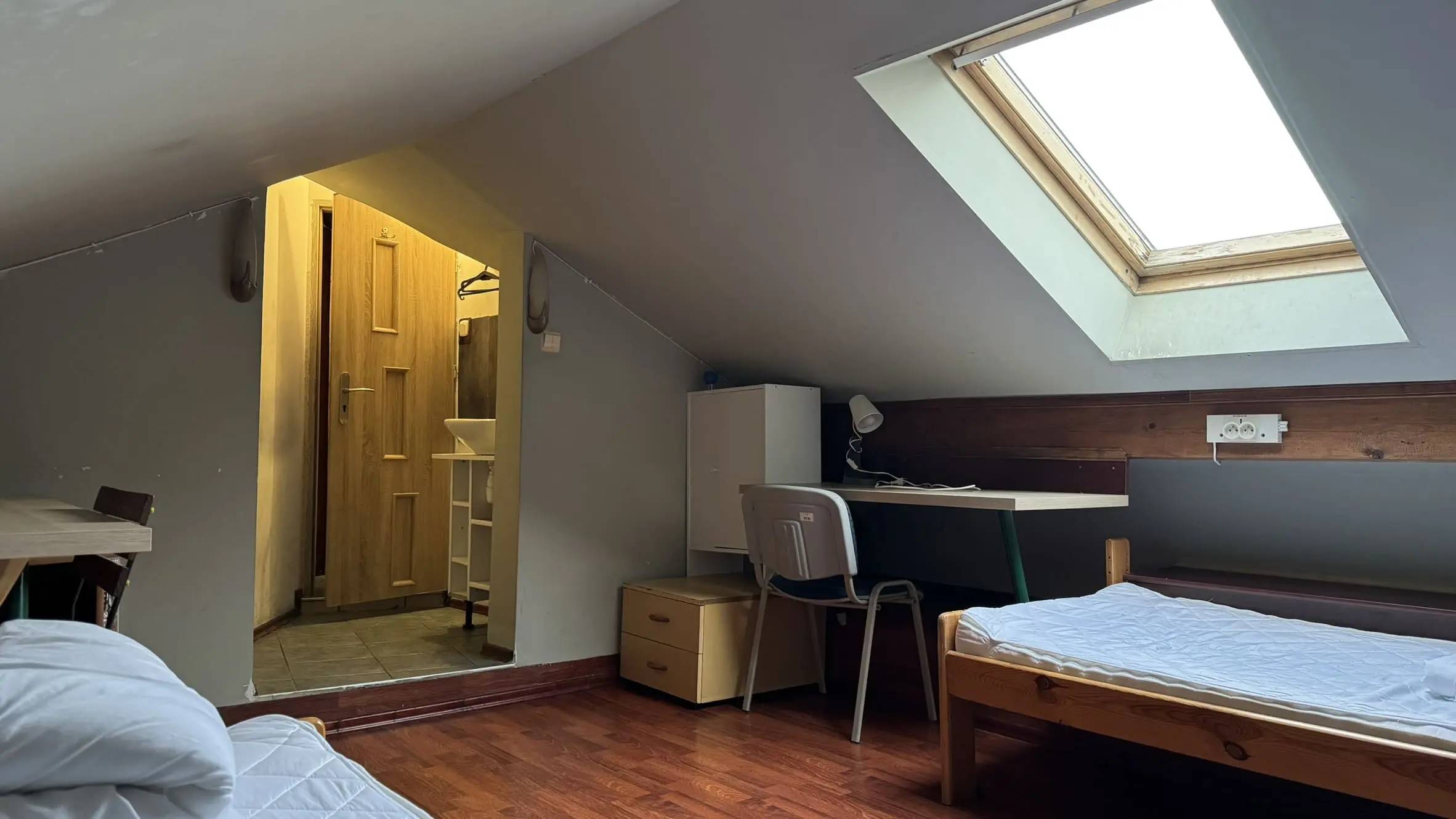 Komfortowa kwatera z ergonomicznym biurkiem i szybkim WiFi. Doskonałe warunki dla osób pracujących zdalnie.