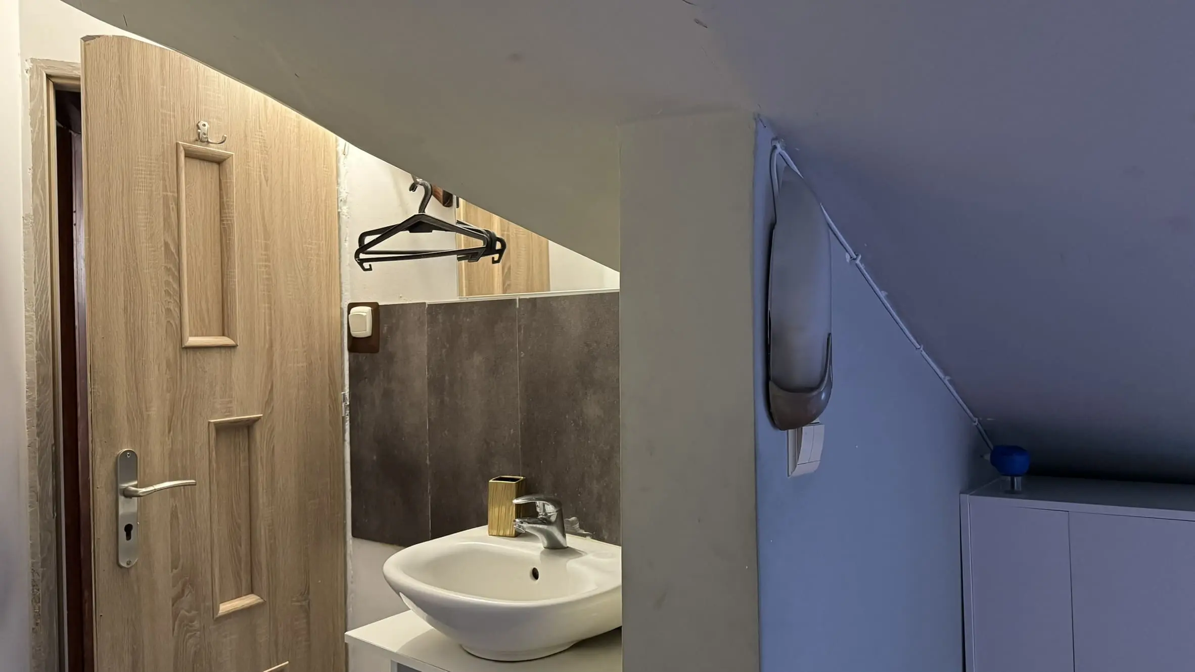 Komfortowa kwatera z ergonomicznym biurkiem i szybkim WiFi. Doskonałe warunki dla osób pracujących zdalnie.